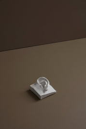 Laoru Laoru | Square Ear (Left): Firkantet øre i glaseret stentøjsler i AntiqueWhite til væggen Laoru Laoru
