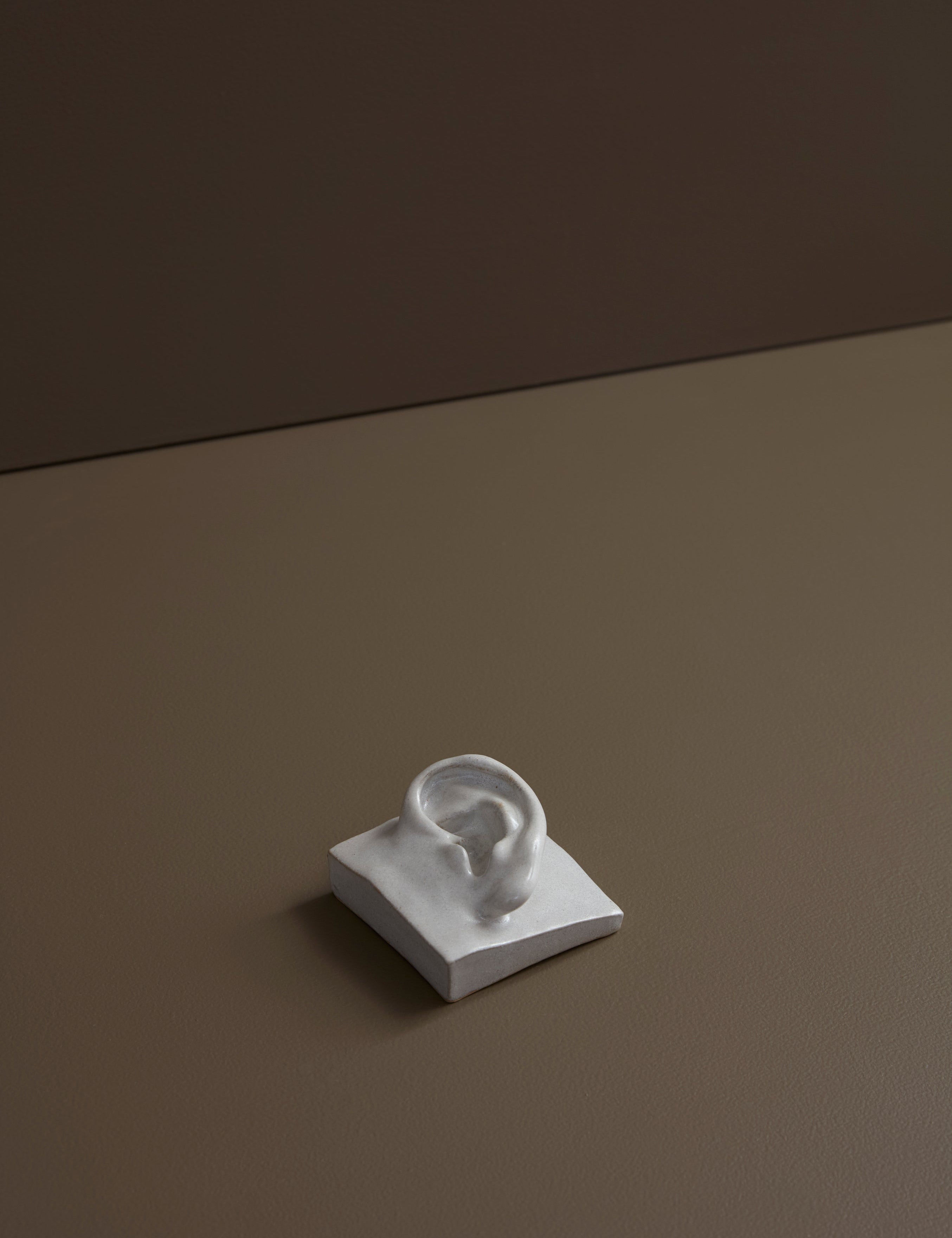 Laoru Laoru | Square Ear (Left): Firkantet øre i glaseret stentøjsler i AntiqueWhite til væggen Laoru Laoru