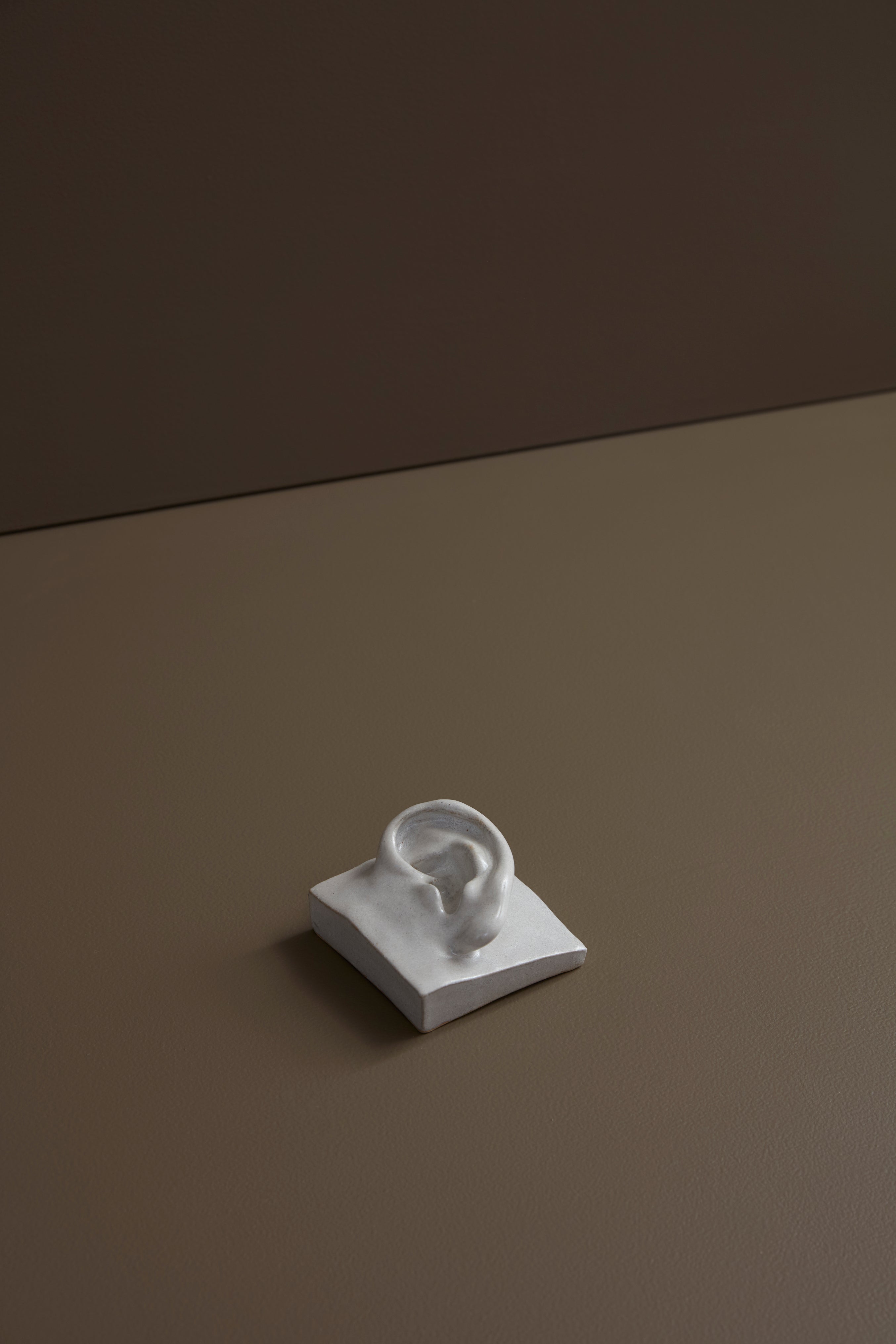 Laoru Laoru | Square Ear (Left): Firkantet øre i glaseret stentøjsler i AntiqueWhite til væggen Laoru Laoru