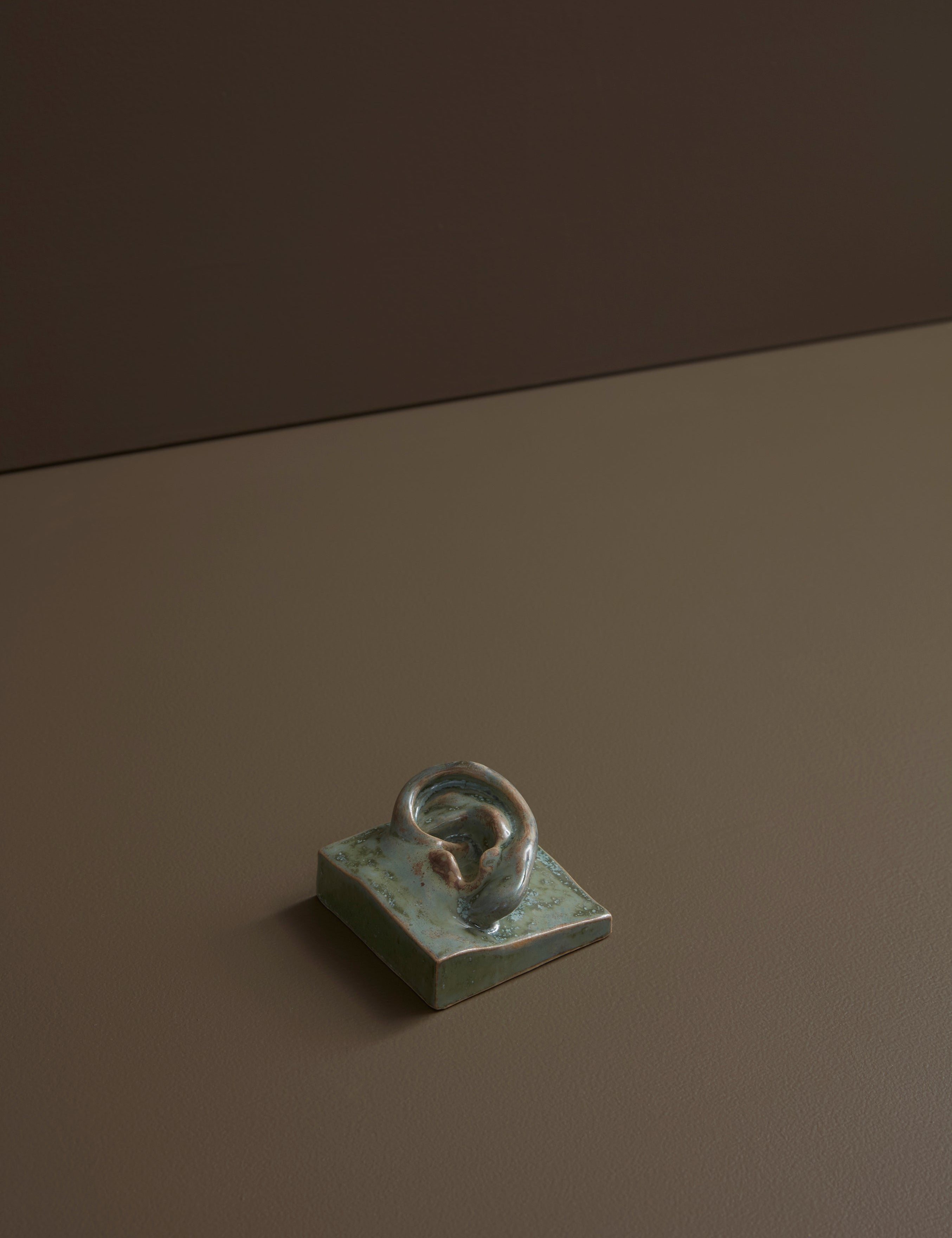 Laoru Laoru | Square Ear (Left): Firkantet øre i glaseret stentøjsler i CopperGreen til væggen Laoru Laoru