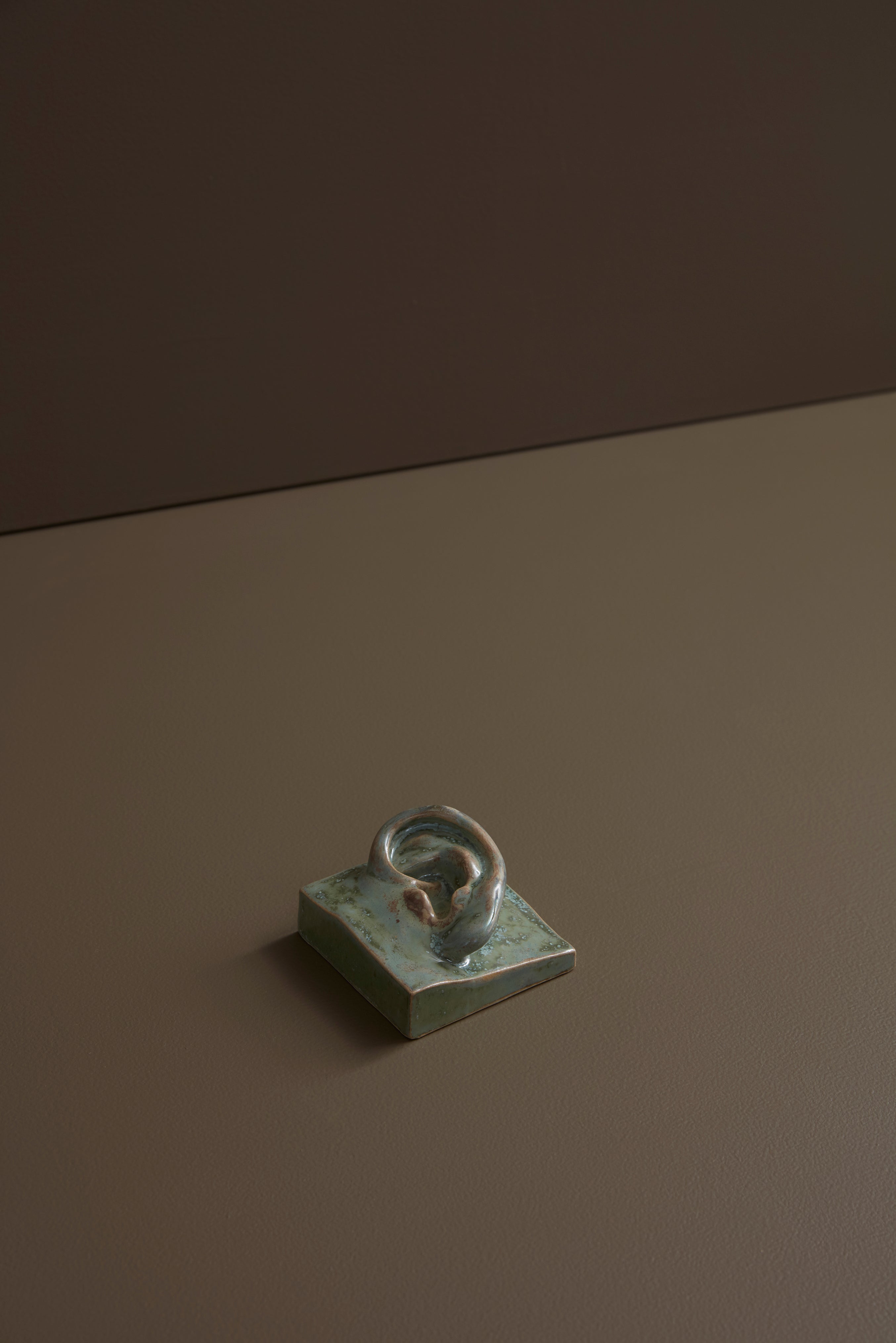 Laoru Laoru | Square Ear (Left): Firkantet øre i glaseret stentøjsler i CopperGreen til væggen Laoru Laoru