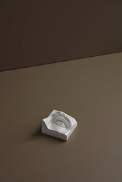 Laoru Laoru | Square Eye (Left): Firkantet øje i glaseret stentøjsler i AntiqueWhite til væggen Laoru Laoru