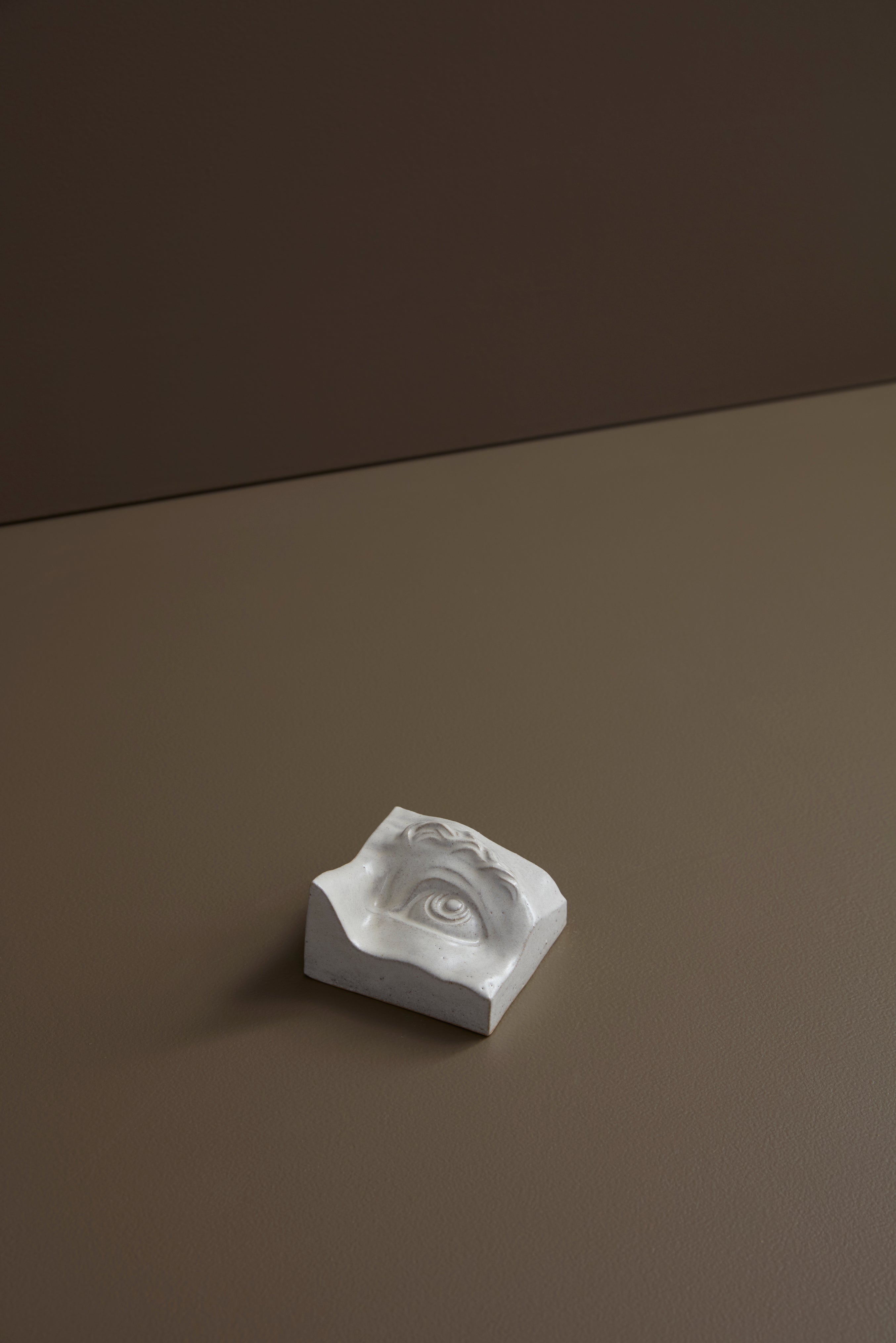 Laoru Laoru | Square Eye (Left): Firkantet øje i glaseret stentøjsler i AntiqueWhite til væggen Laoru Laoru