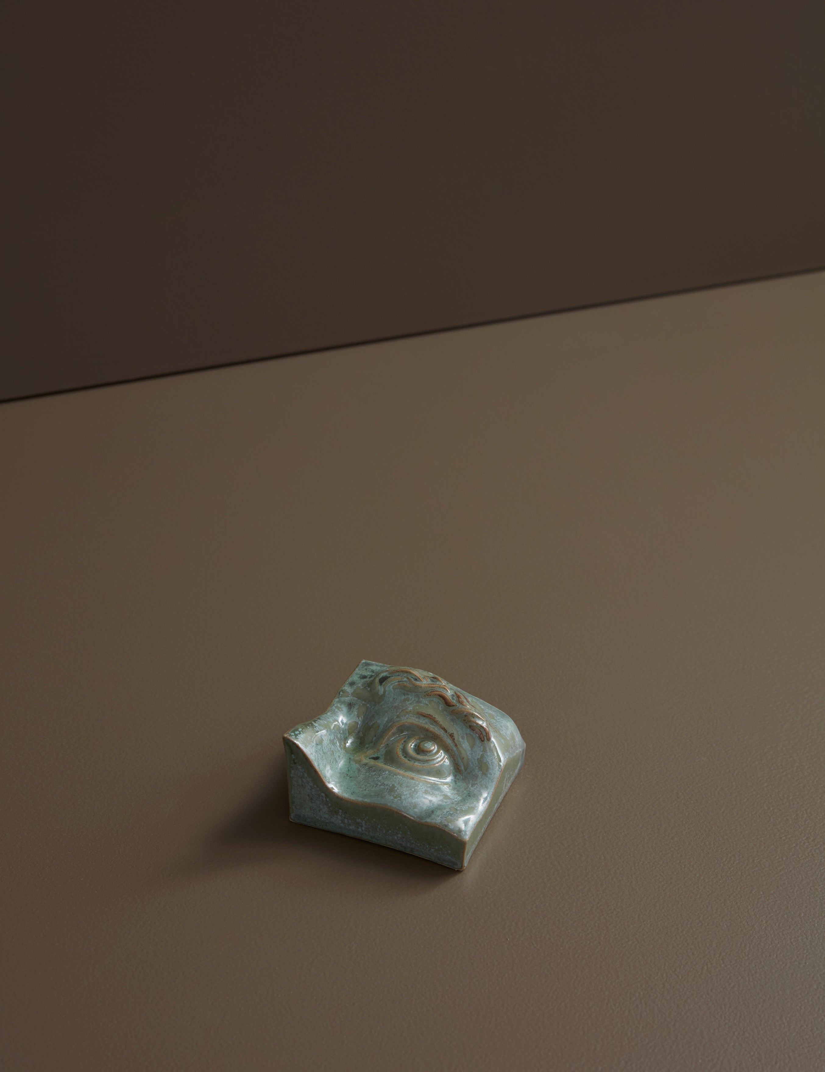 Laoru Laoru | Square Eye (Left): Firkantet øje i glaseret stentøjsler i CopperGreen til væggen Laoru Laoru