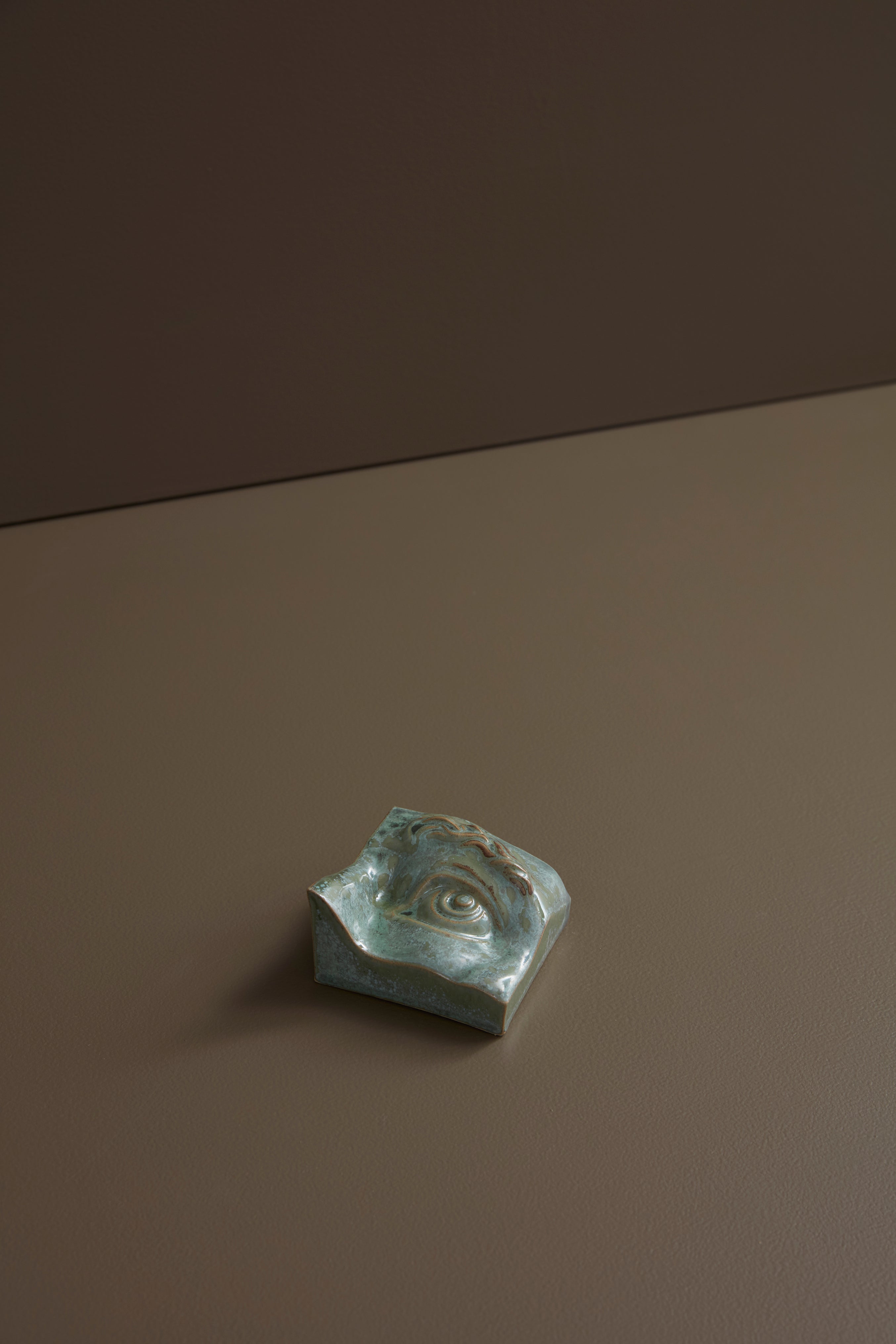 Laoru Laoru | Square Eye (Left): Firkantet øje i glaseret stentøjsler i CopperGreen til væggen Laoru Laoru
