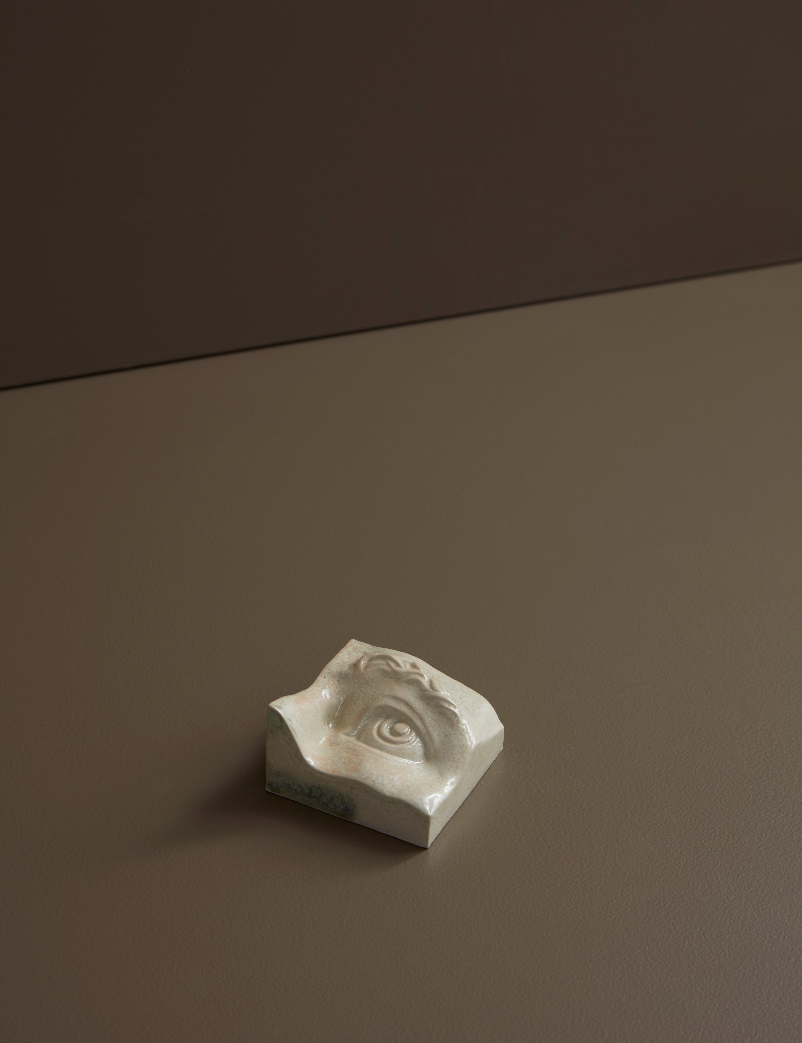 Laoru Laoru | Square Eye (Left): Firkantet øje i glaseret stentøjsler i CrystalGreen til væggen Laoru Laoru