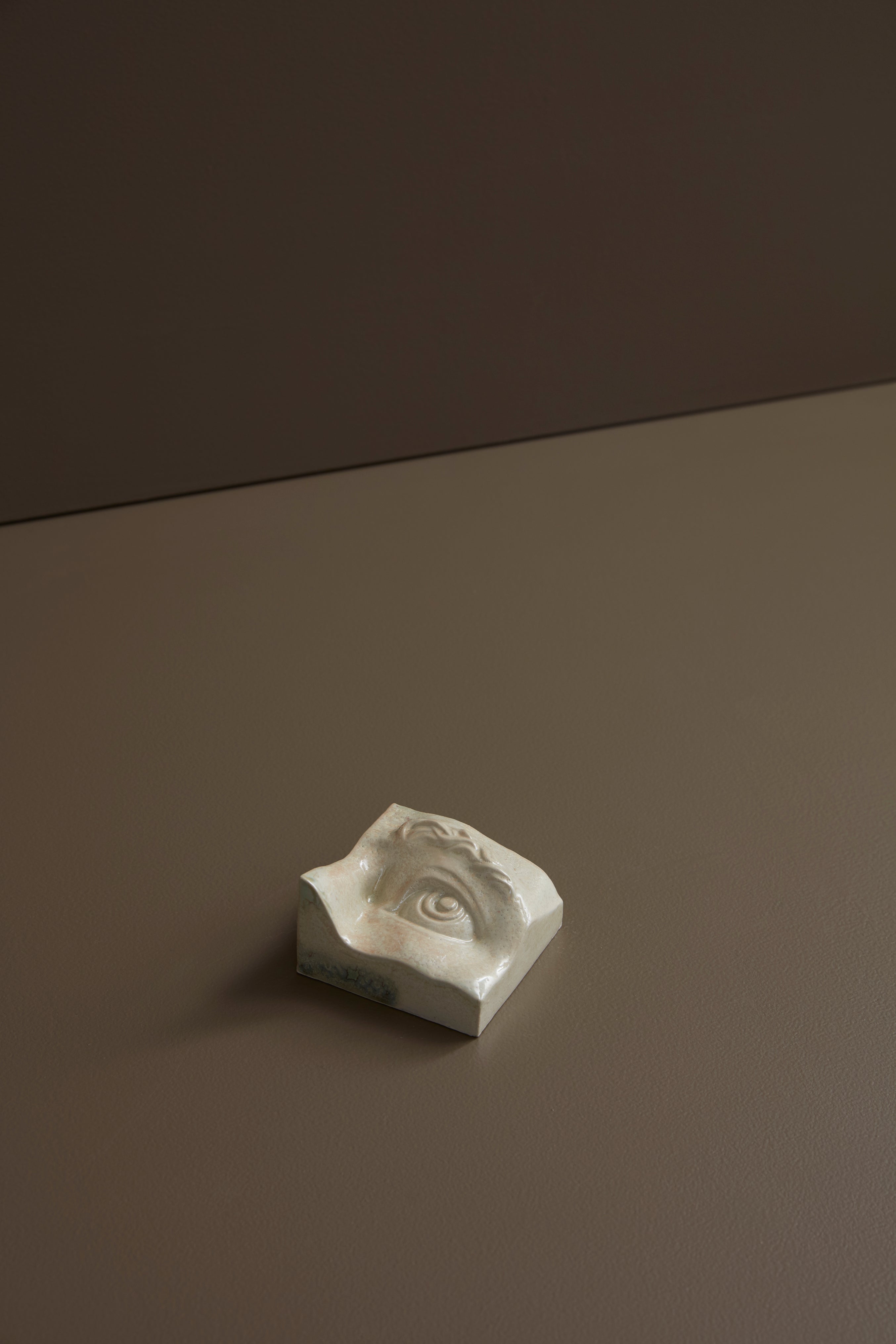 Laoru Laoru | Square Eye (Left): Firkantet øje i glaseret stentøjsler i CrystalGreen til væggen Laoru Laoru