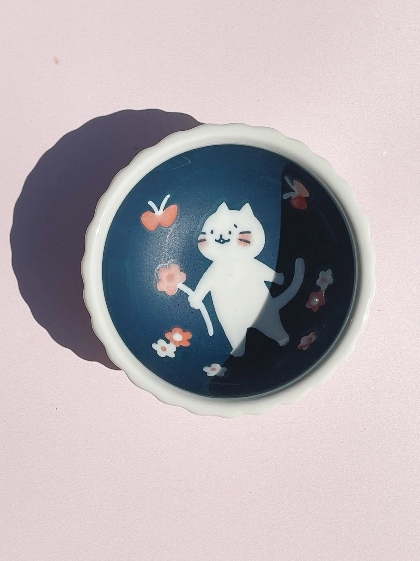 Lilla japansk skål med hvid kat og blomster Studio Hafnia