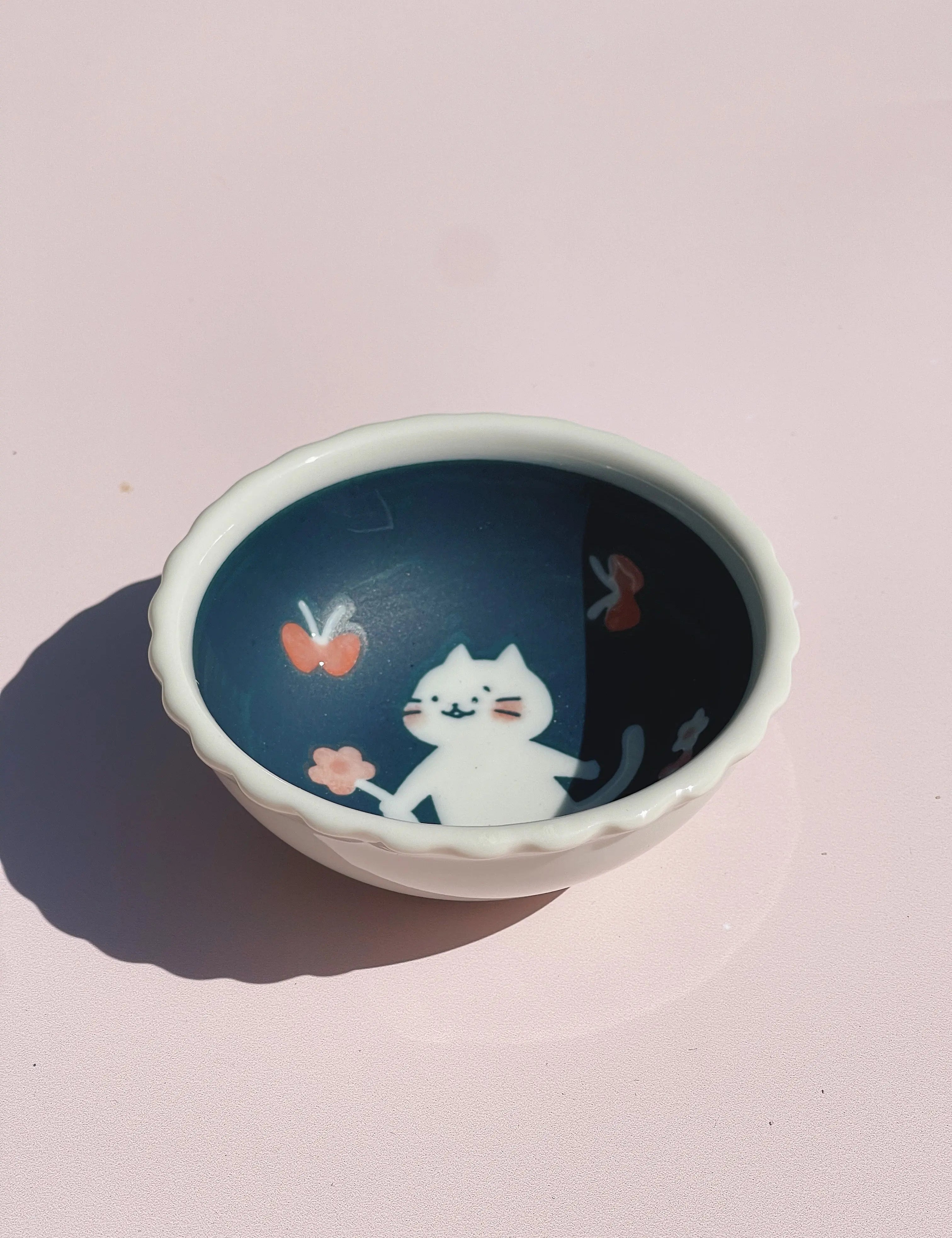 Lilla japansk skål med hvid kat og blomster Studio Hafnia