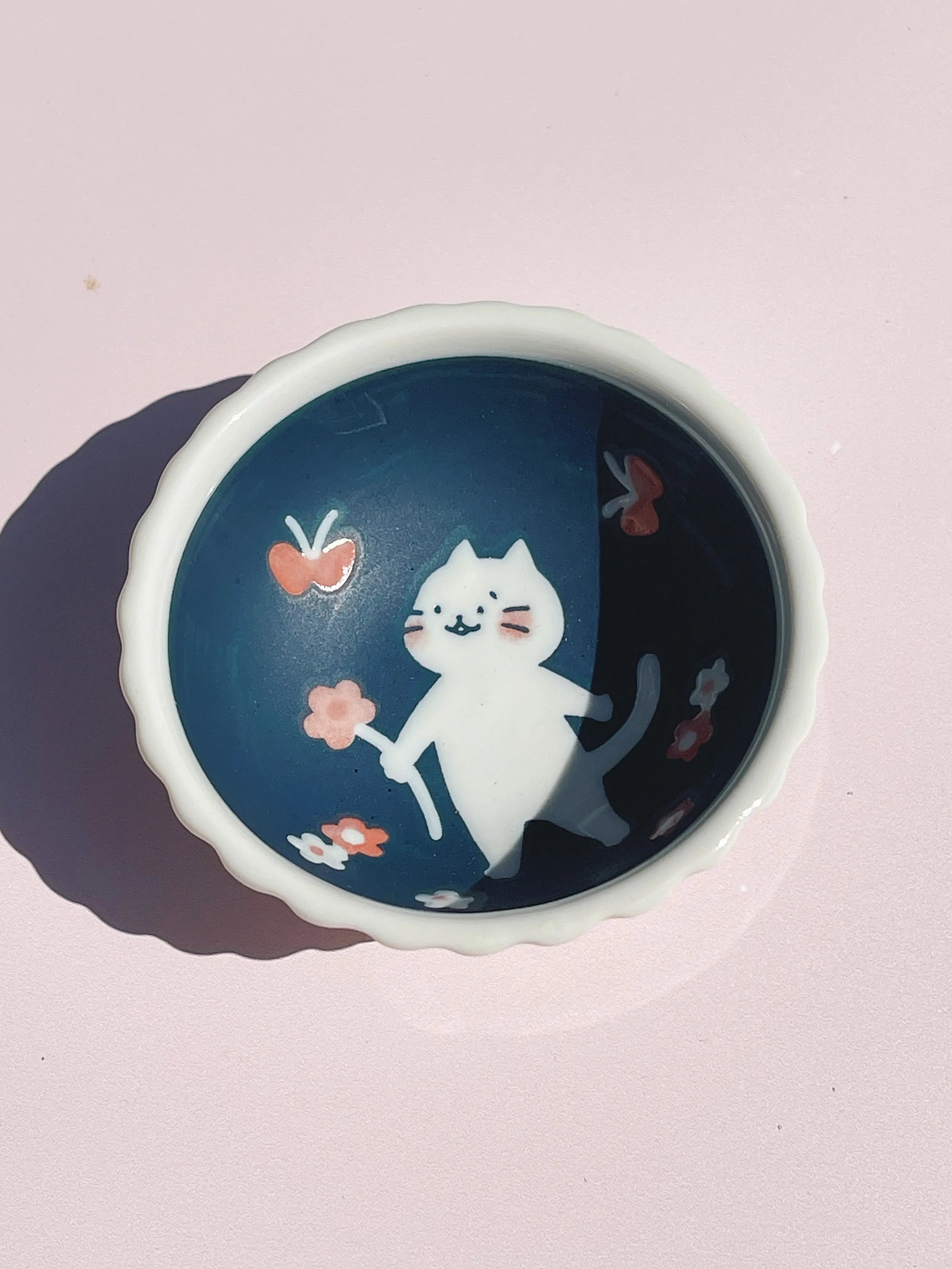Lilla japansk skål med hvid kat og blomster Studio Hafnia
