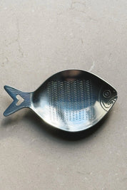 Lille Rivejern i Rustfrit Stål Formet som en Fisk fra Japan Studio Hafnia