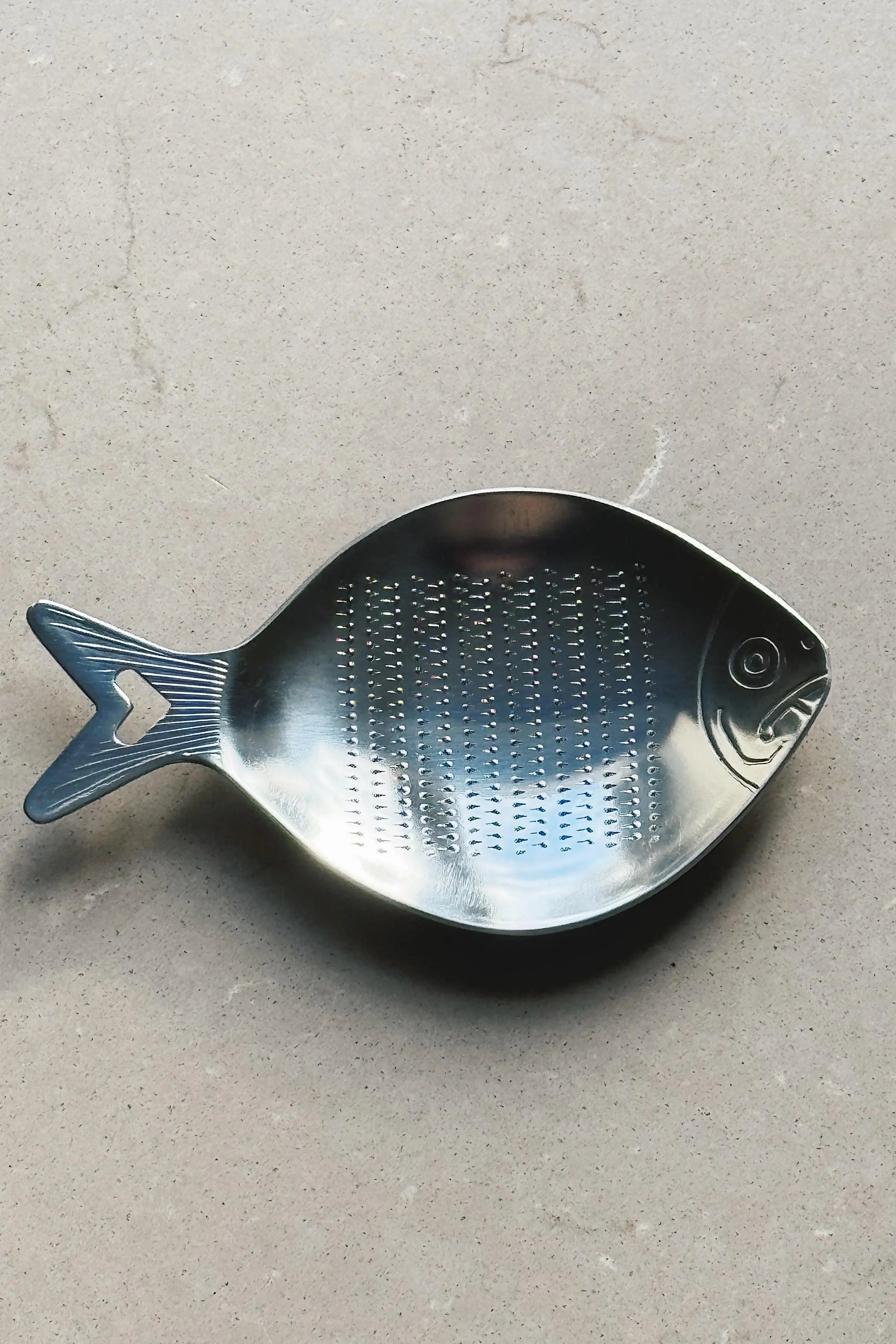 Lille Rivejern i Rustfrit Stål Formet som en Fisk fra Japan Studio Hafnia