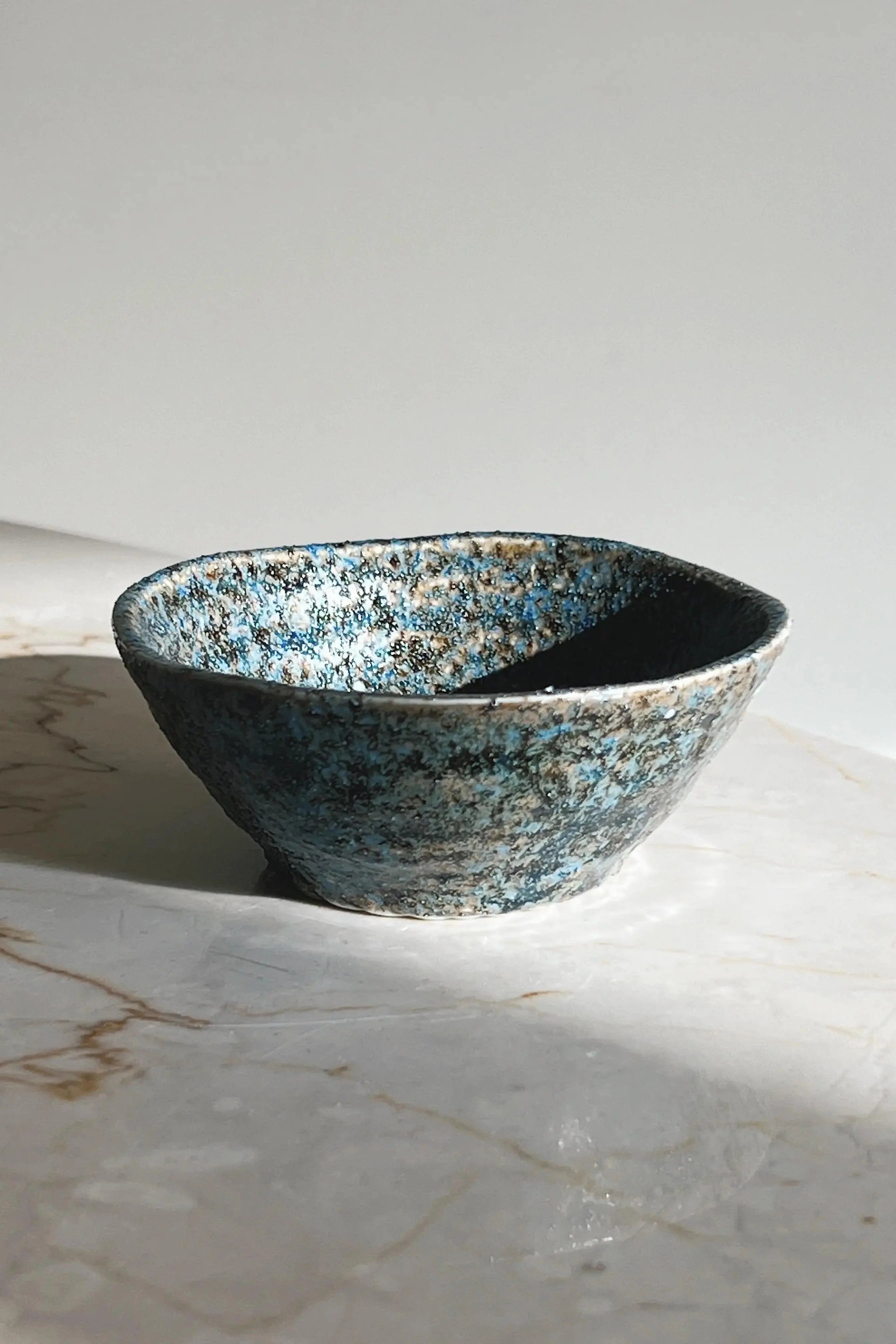 Lille blå skål med rustik glasur i brune nuancer Studio Hafnia