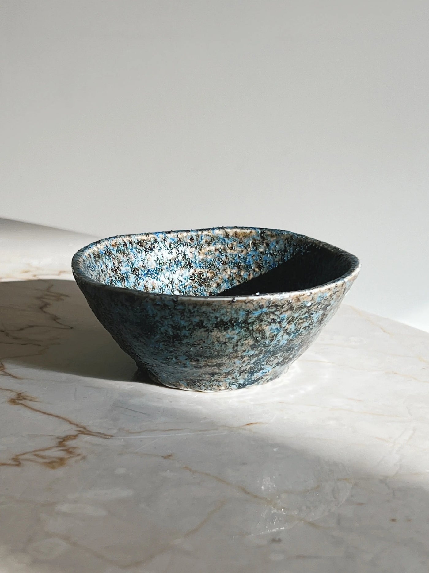 Lille blå skål med rustik glasur i brune nuancer Studio Hafnia