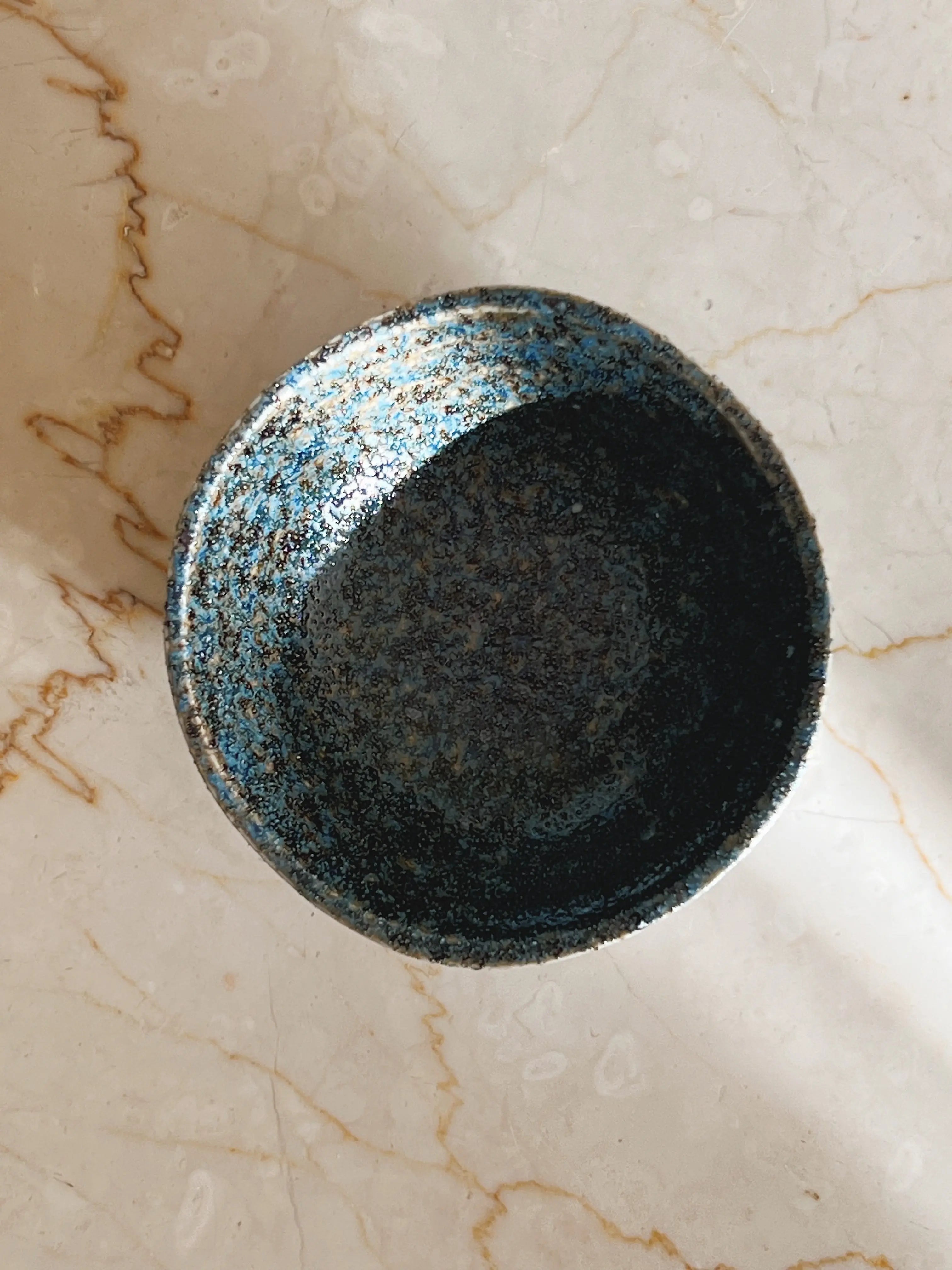 Lille blå skål med rustik glasur i brune nuancer Studio Hafnia