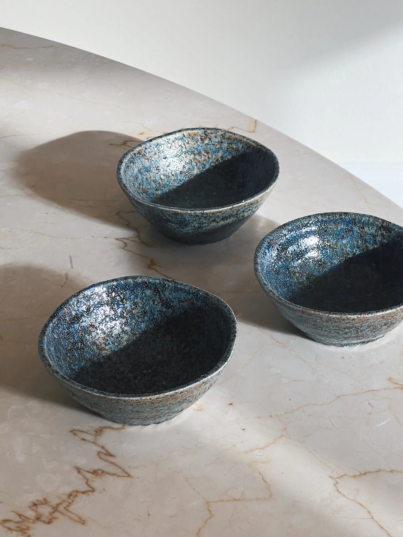 Lille blå skål med rustik glasur i brune nuancer Studio Hafnia