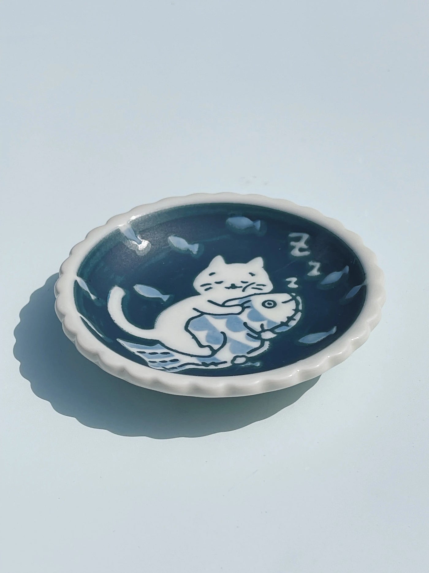 Lille blå tallerken fra Japan med hvid kat og fisk Studio Hafnia