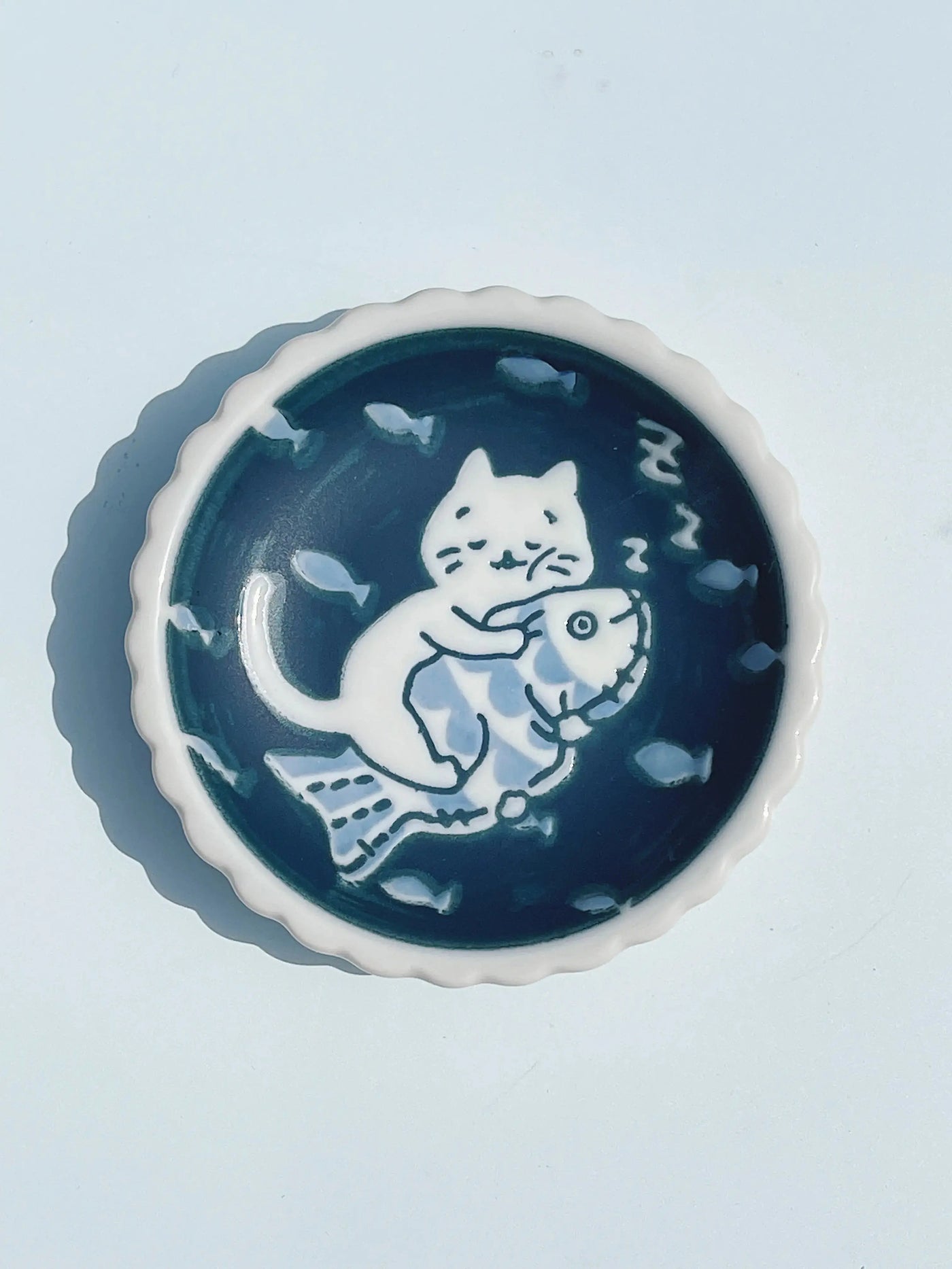 Lille blå tallerken fra Japan med hvid kat og fisk Studio Hafnia