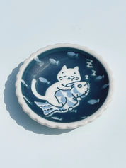 Lille blå tallerken fra Japan med hvid kat og fisk Studio Hafnia