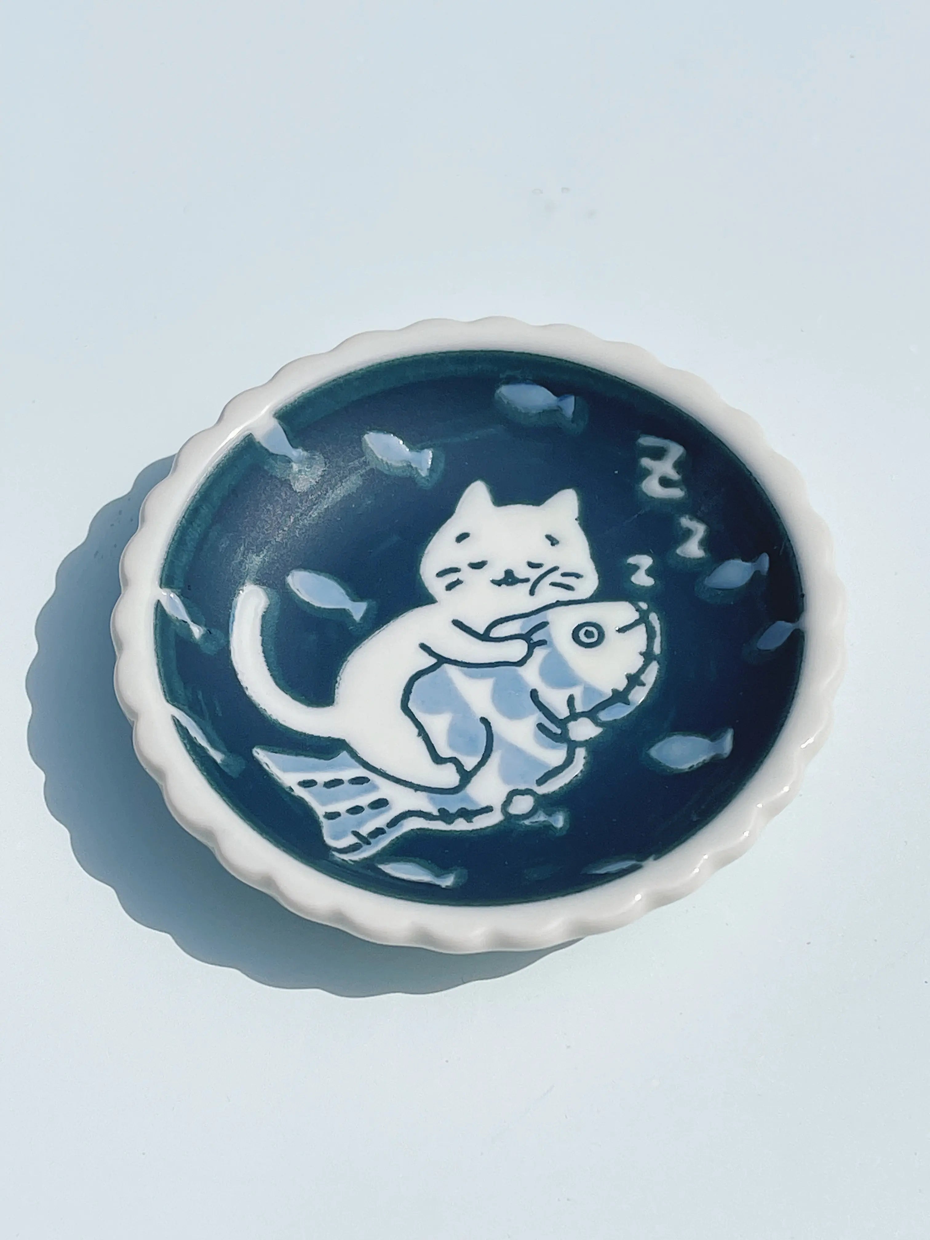 Lille blå tallerken fra Japan med hvid kat og fisk Studio Hafnia