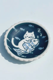 Lille blå tallerken fra Japan med hvid kat og fisk | 10.5 cm Studio Hafnia