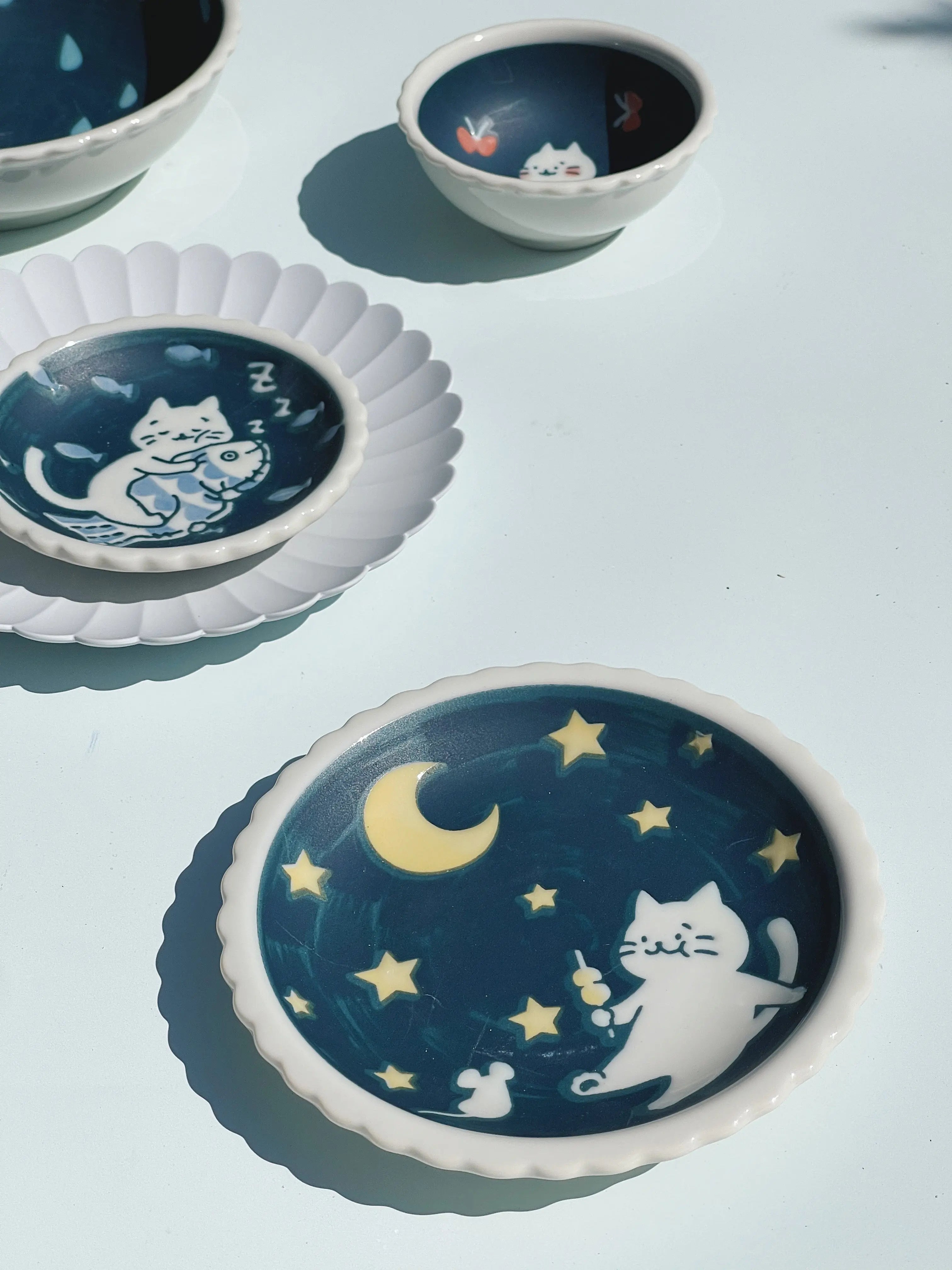 Lille blå tallerken med hvid kat og gule stjerner og måne Studio Hafnia