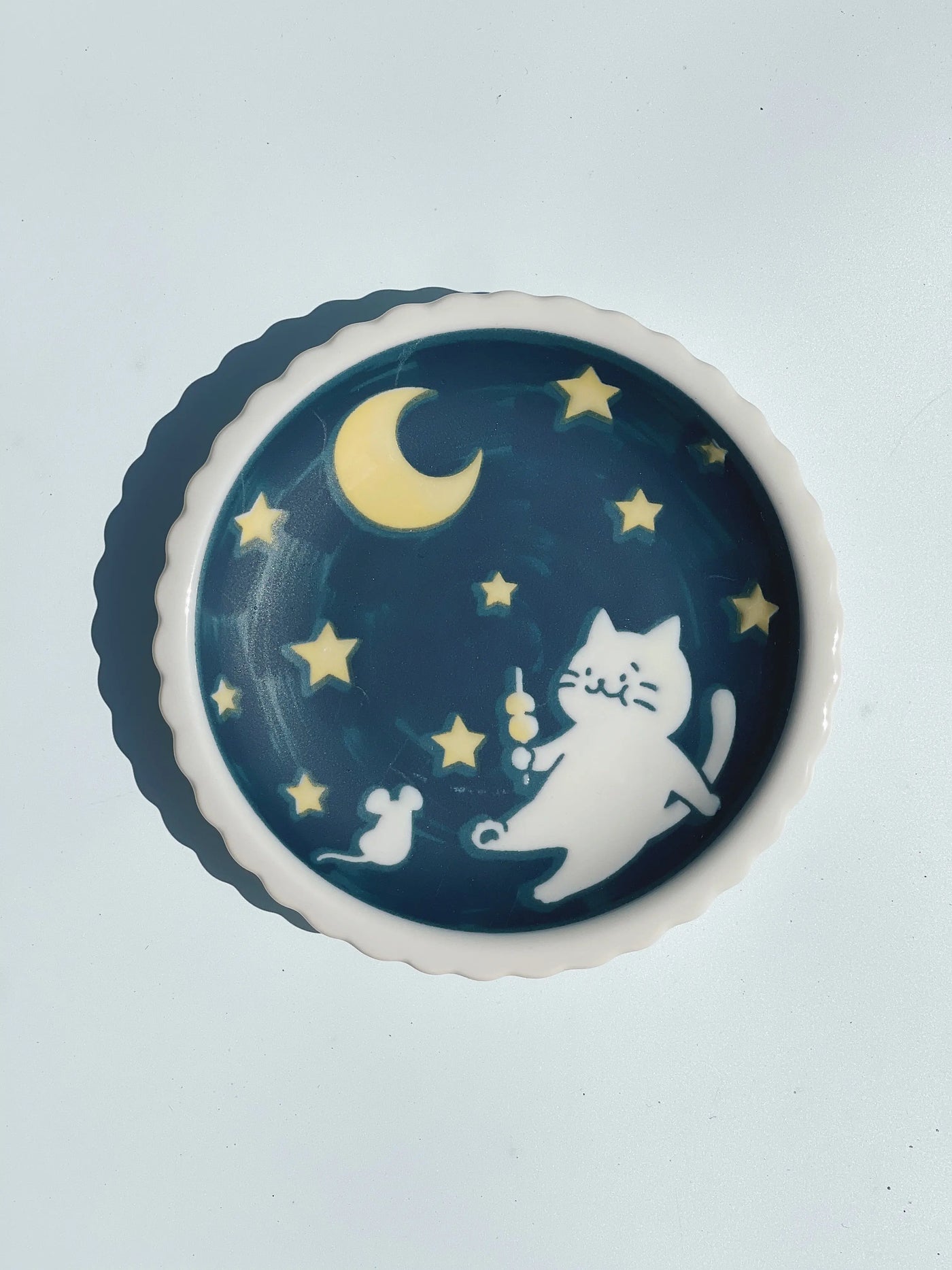 Lille blå tallerken med hvid kat og gule stjerner og måne Studio Hafnia
