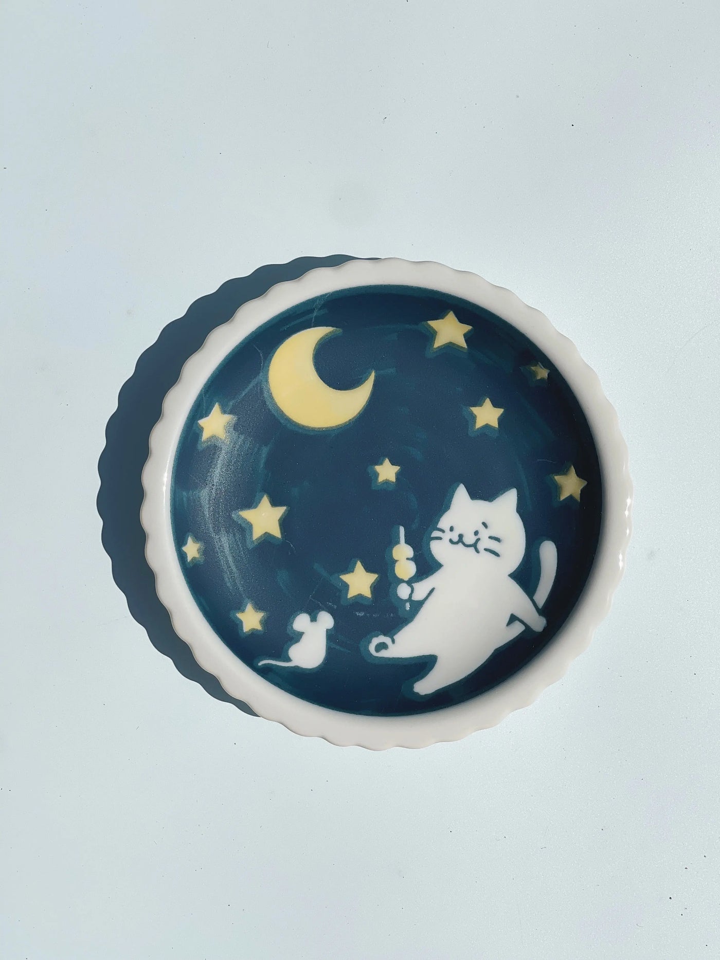 Lille blå tallerken med hvid kat og gule stjerner og måne Studio Hafnia