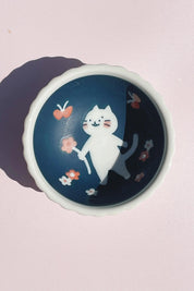 Lille japansk skål med hvid kat og blomster | 9.5 cm Studio Hafnia