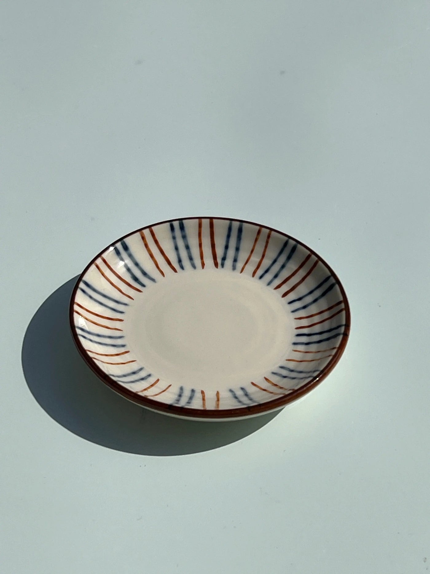 Lille japansk tallerken | Hvid med blå og rød/brune striber Studio Hafnia