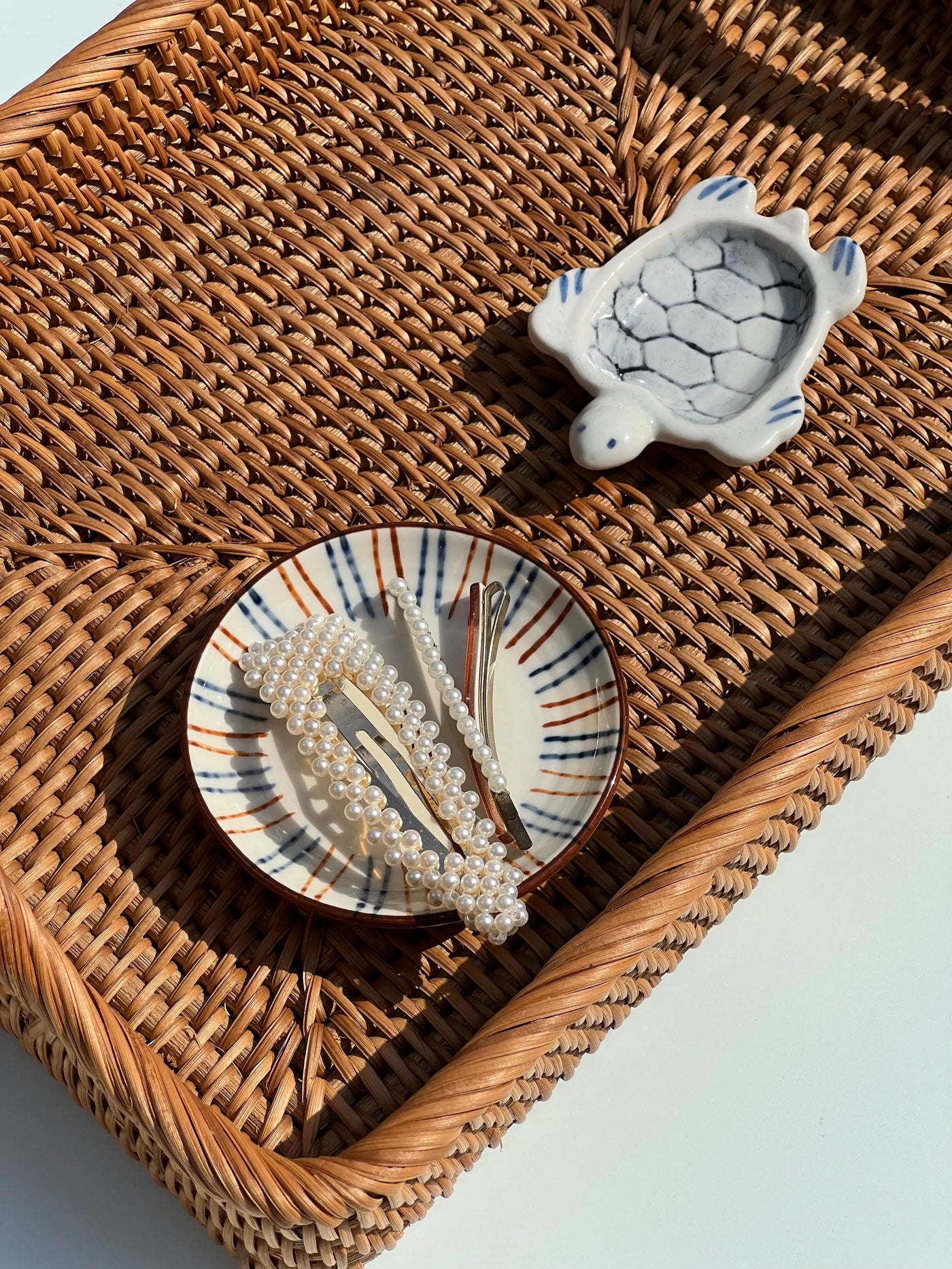 Lille japansk tallerken | Hvid med blå og rød/brune striber Studio Hafnia