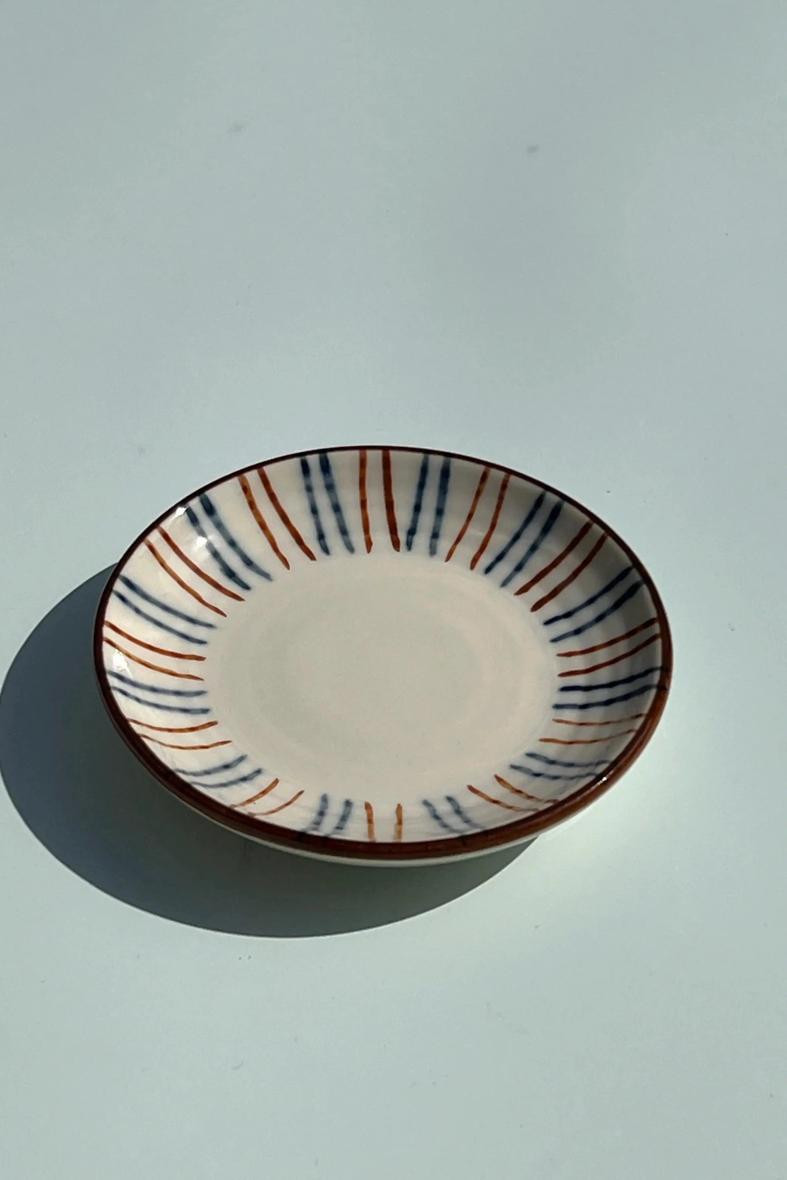 Lille japansk tallerken | Hvid med blå og rød/brune striber Studio Hafnia