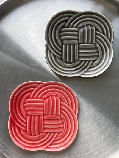 Lille japansk tallerken formet som en knude | Rød eller mørkegrå Studio Hafnia