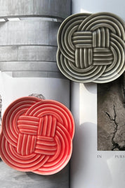 Lille japansk tallerken formet som en knude | Rød eller mørkegrå Studio Hafnia