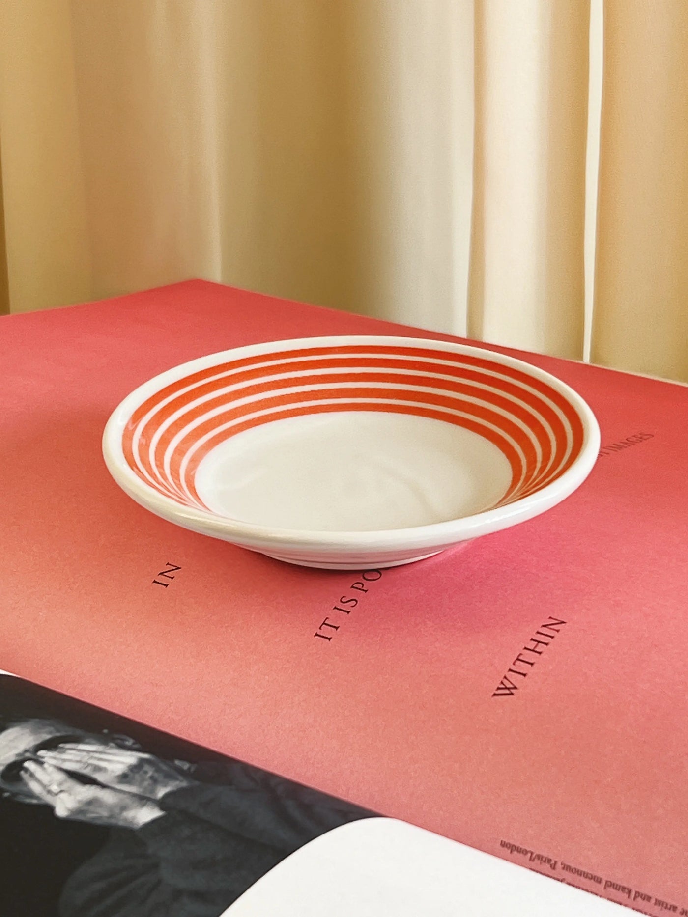 Lille japansk tallerken i keramik | Hvid med røde ringe Studio Hafnia