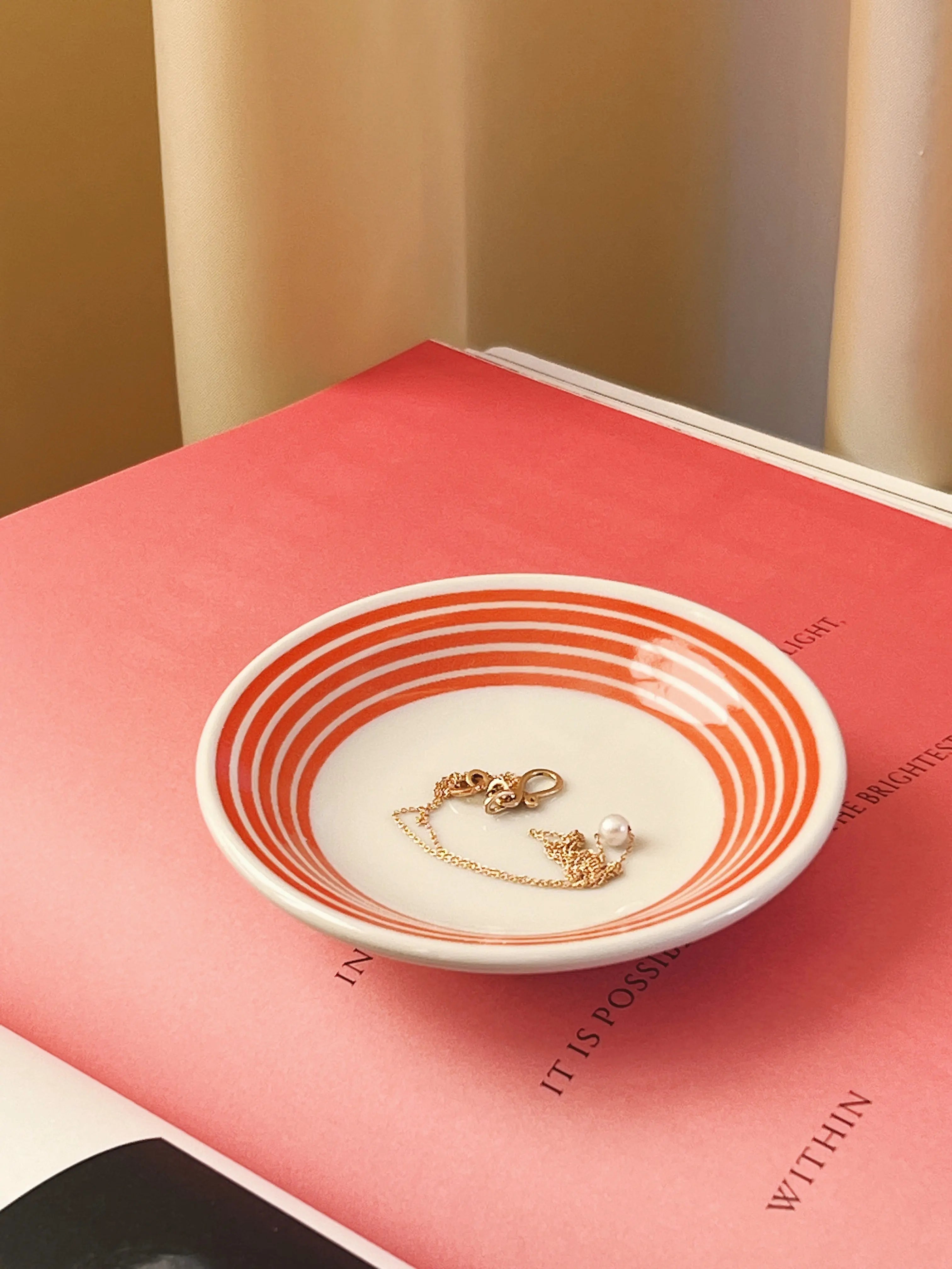 Lille japansk tallerken i keramik | Hvid med røde ringe Studio Hafnia