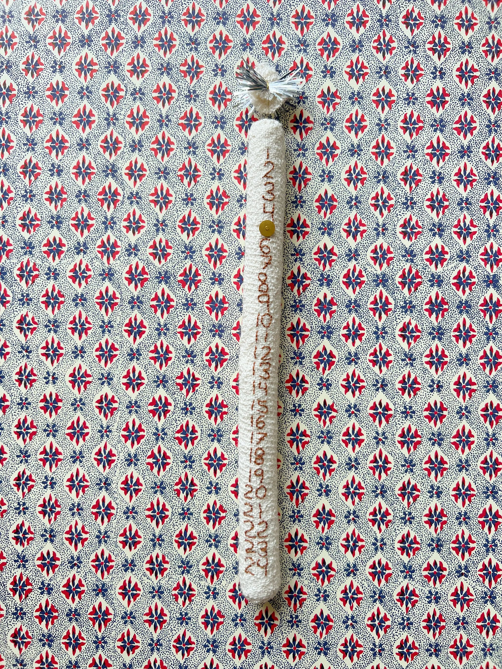 Lou Folia - Kalenderlys i hvidt vævet tekstil med brunt broderi Lou Folia
