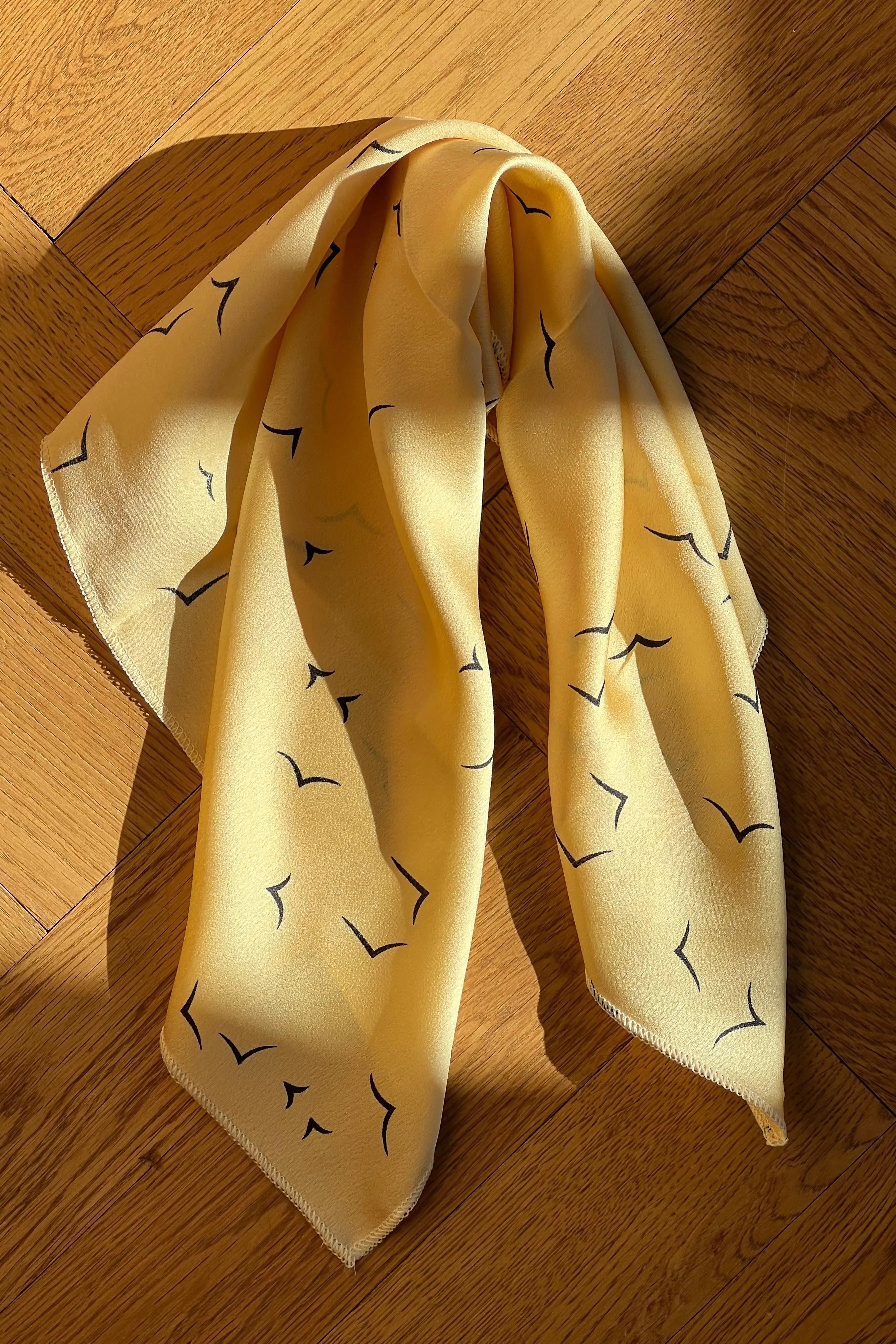 Lysegult Tørklæde med Sort Mønster | 50 x 50 cm Studio Hafnia