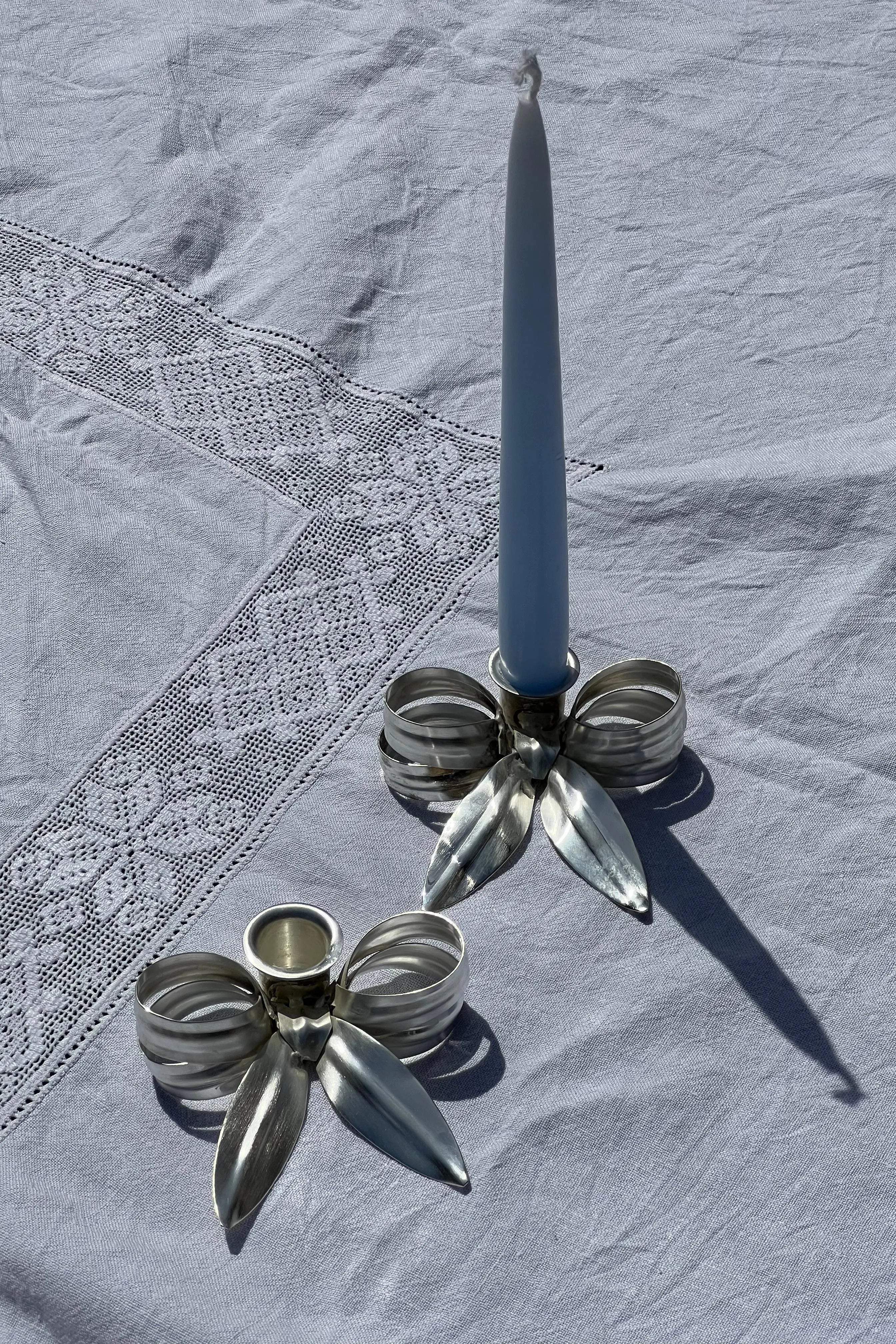 Lysestage formet som en sløjfe | Mat sølv Studio Hafnia