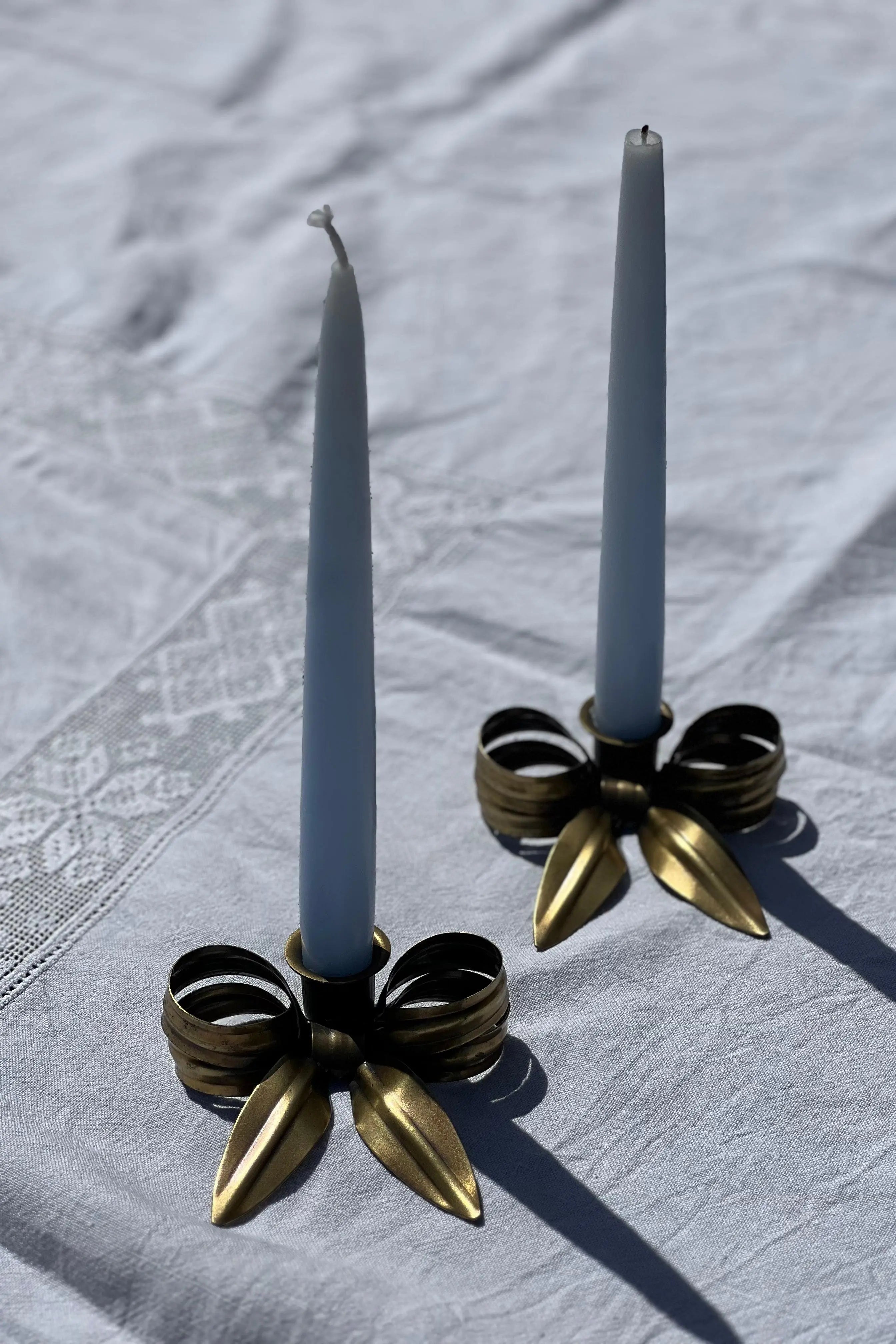 Lysestage formet som en sløjfe | Patineret Messing Studio Hafnia