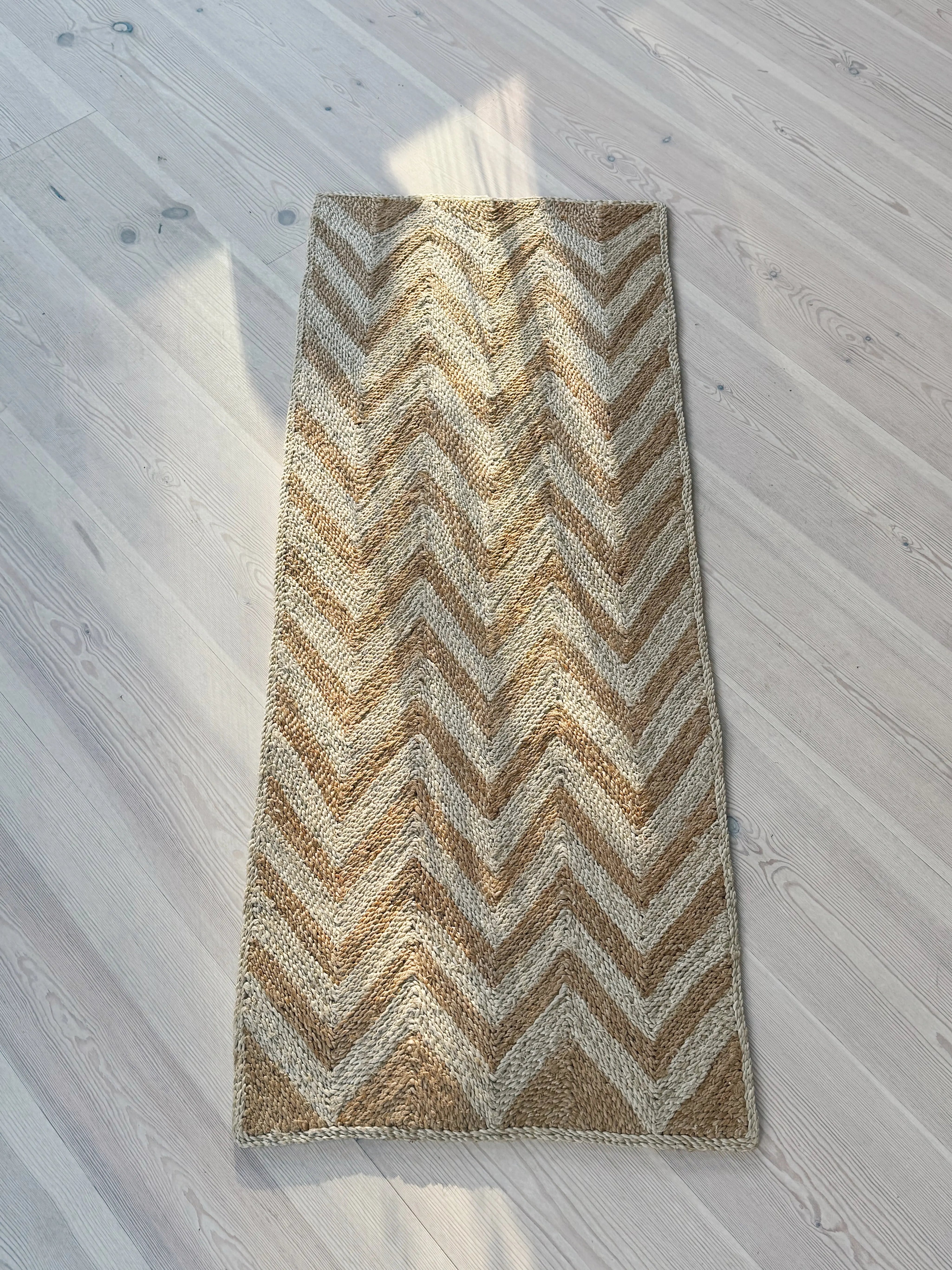 Maison Bengal | Zigzag gulvtæppe i jute | Brun/natur Maison Bengal