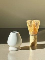 Matcha Holder med Hvid Glasur og Råhvid/Beige Bund Studio Hafnia