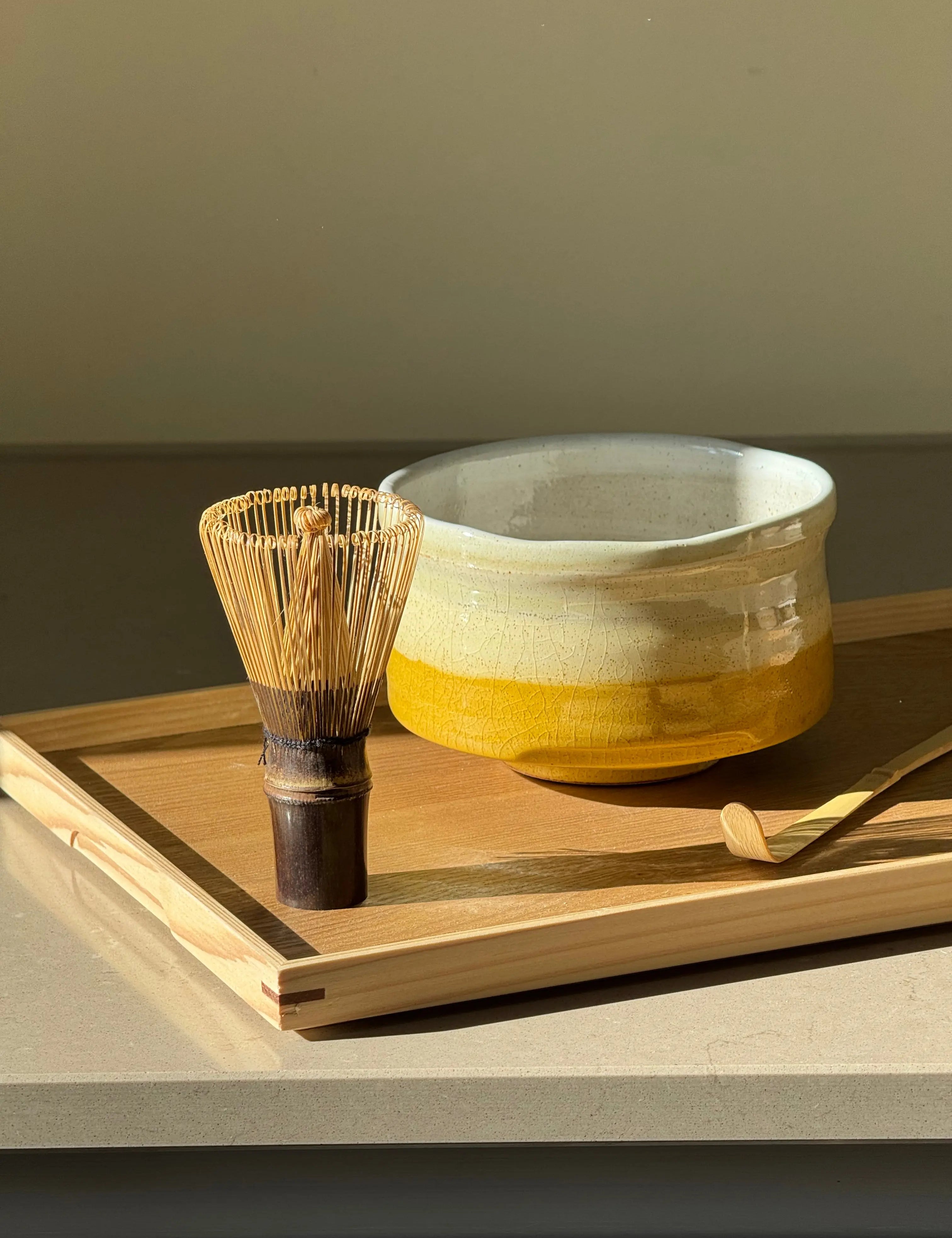 Matcha Skål i Gul og Hvid Keramik – Japansk Design Studio Hafnia