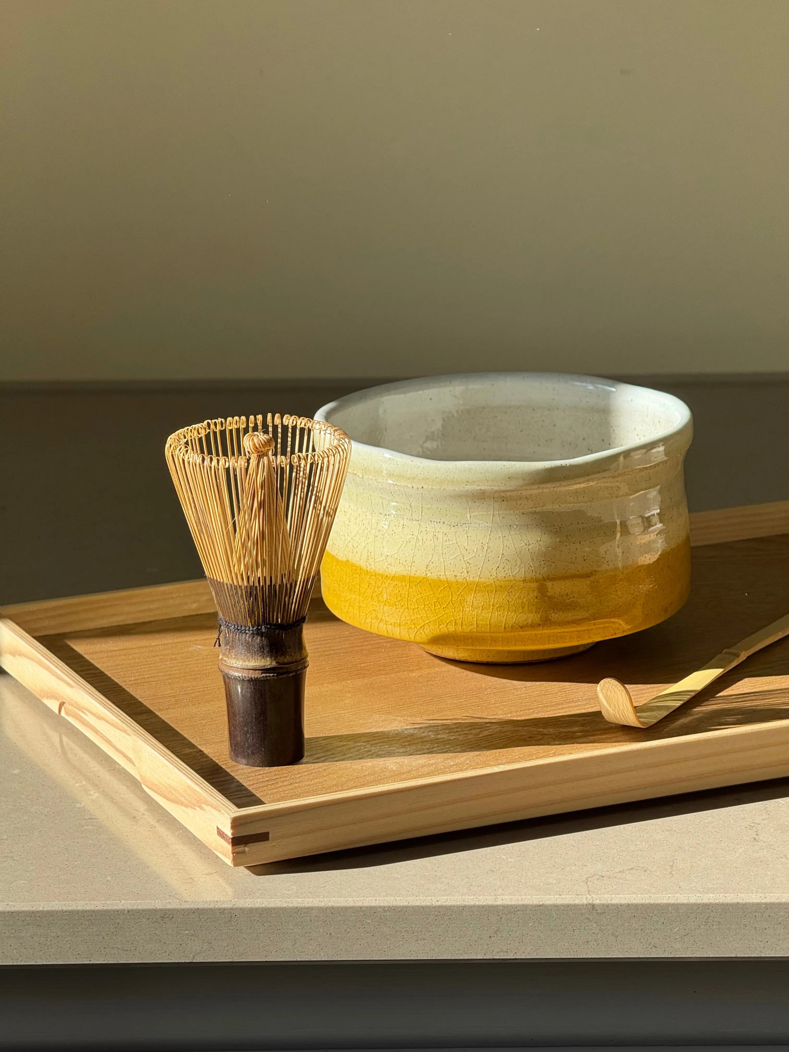 Matcha Skål i Gul og Hvid Keramik – Japansk Design Studio Hafnia