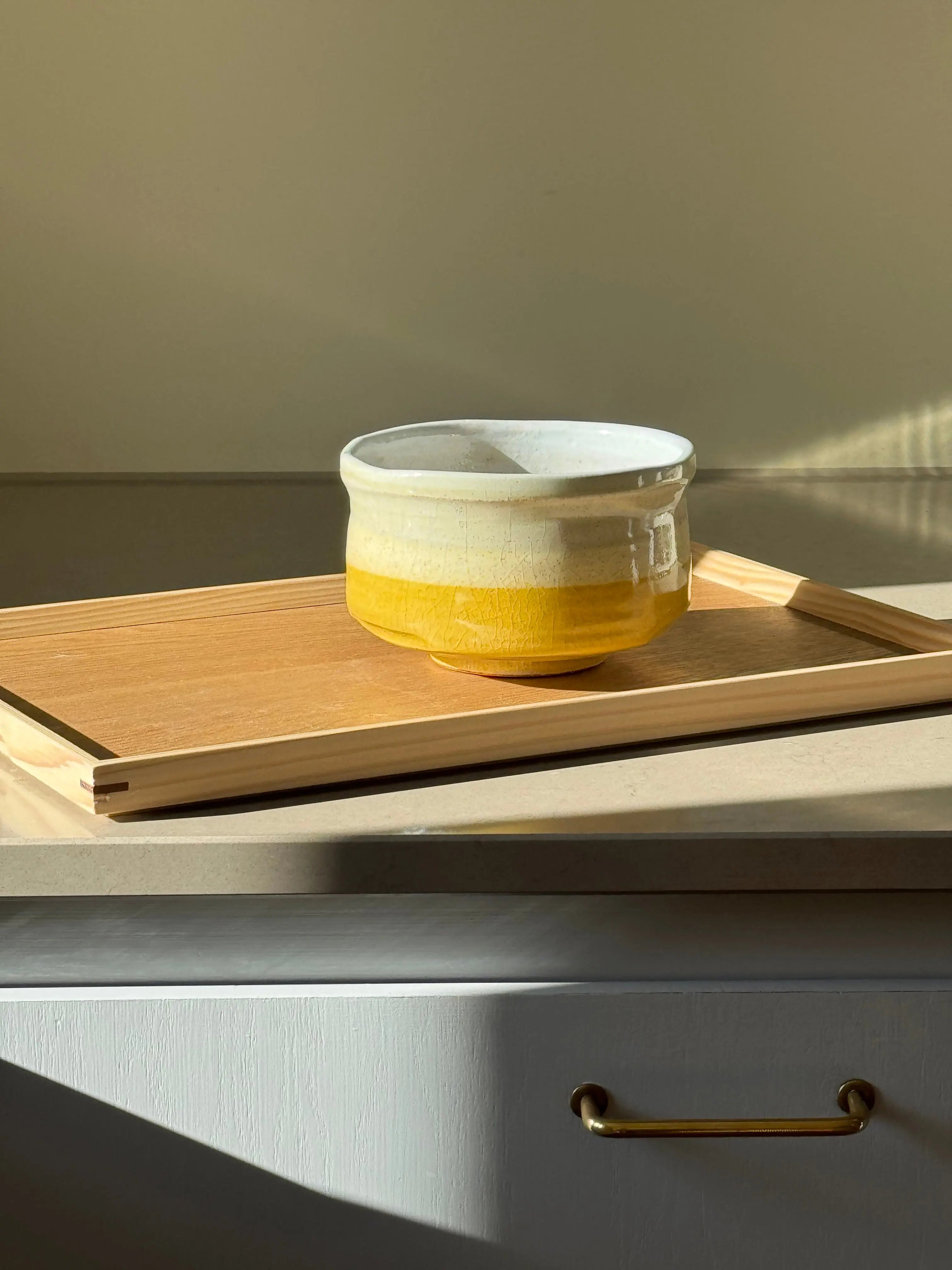 Matcha Skål i Gul og Hvid Keramik – Japansk Design Studio Hafnia