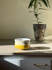 Matcha Skål i Gul og Hvid Keramik – Japansk Design Studio Hafnia