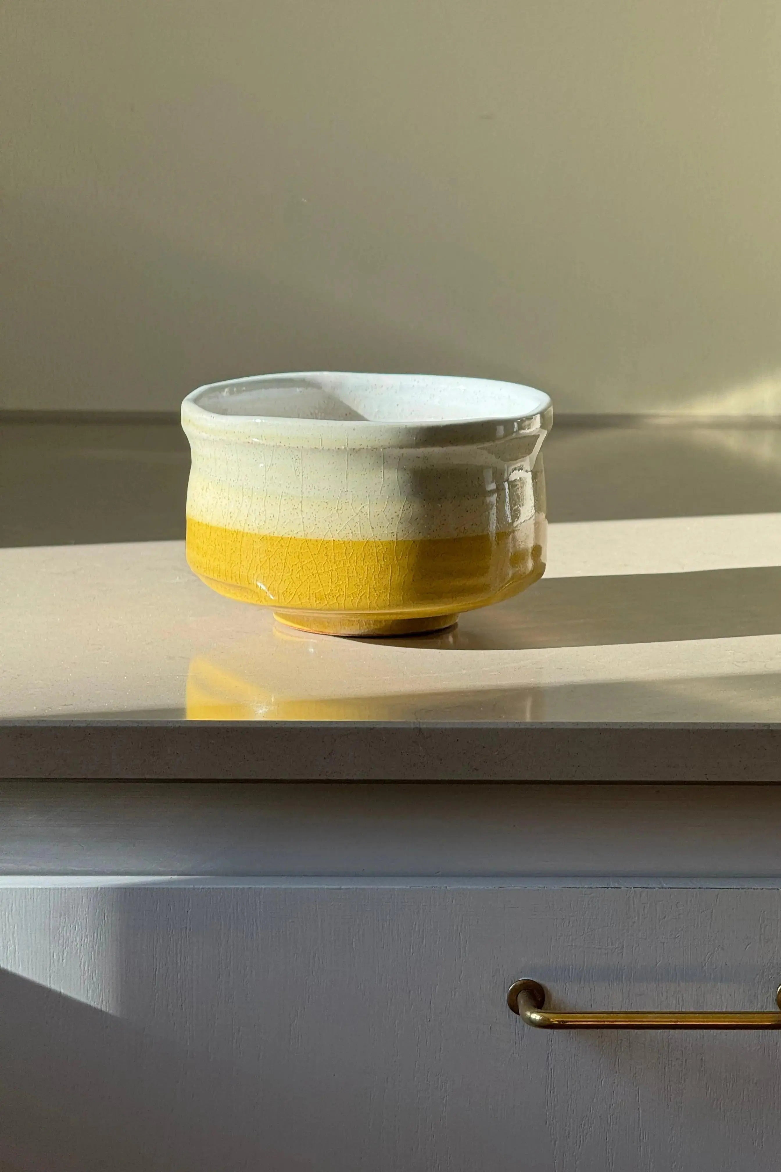 Matcha Skål i Gul og Hvid Keramik – Japansk Design Studio Hafnia