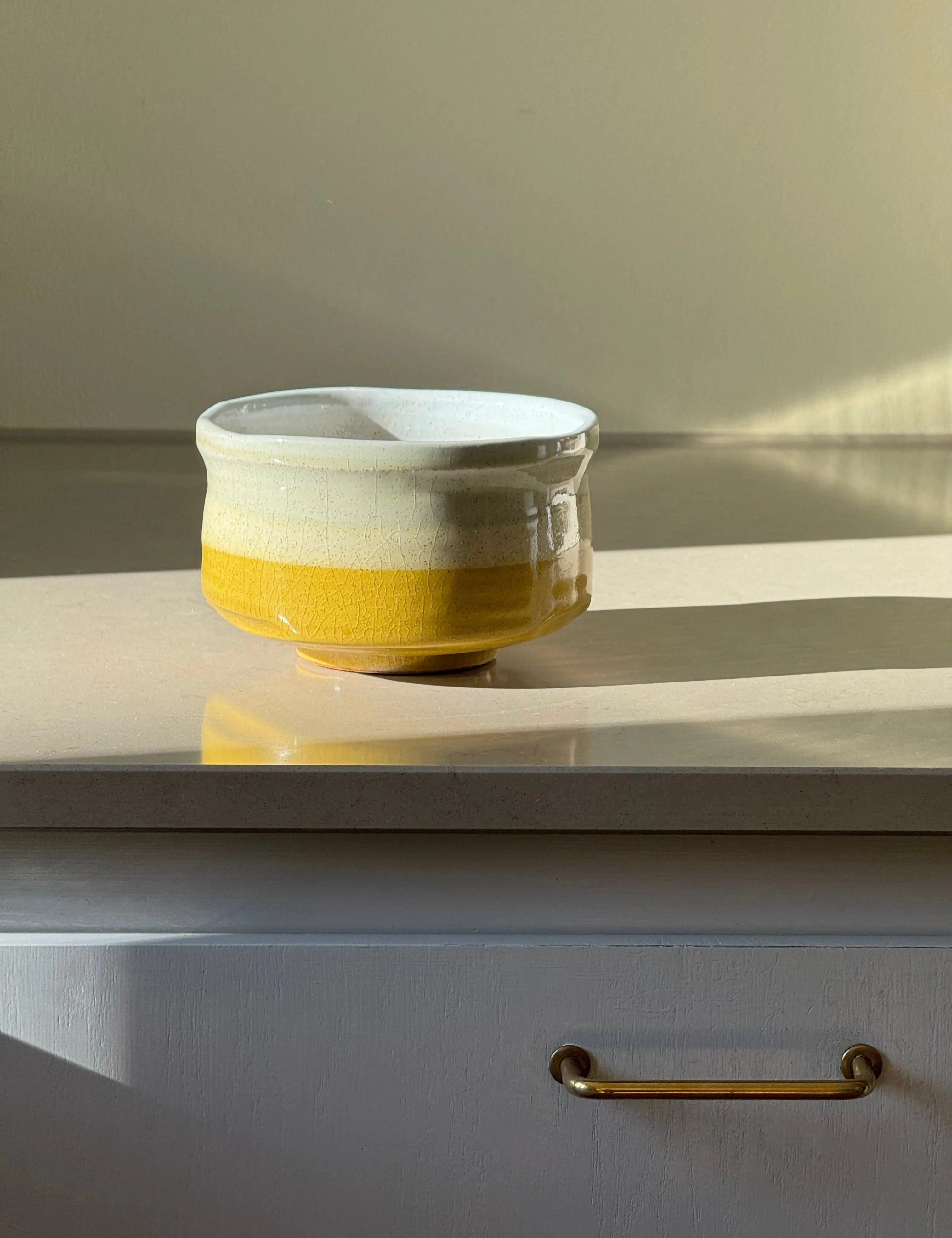 Matcha Skål i Gul og Hvid Keramik – Japansk Design Studio Hafnia