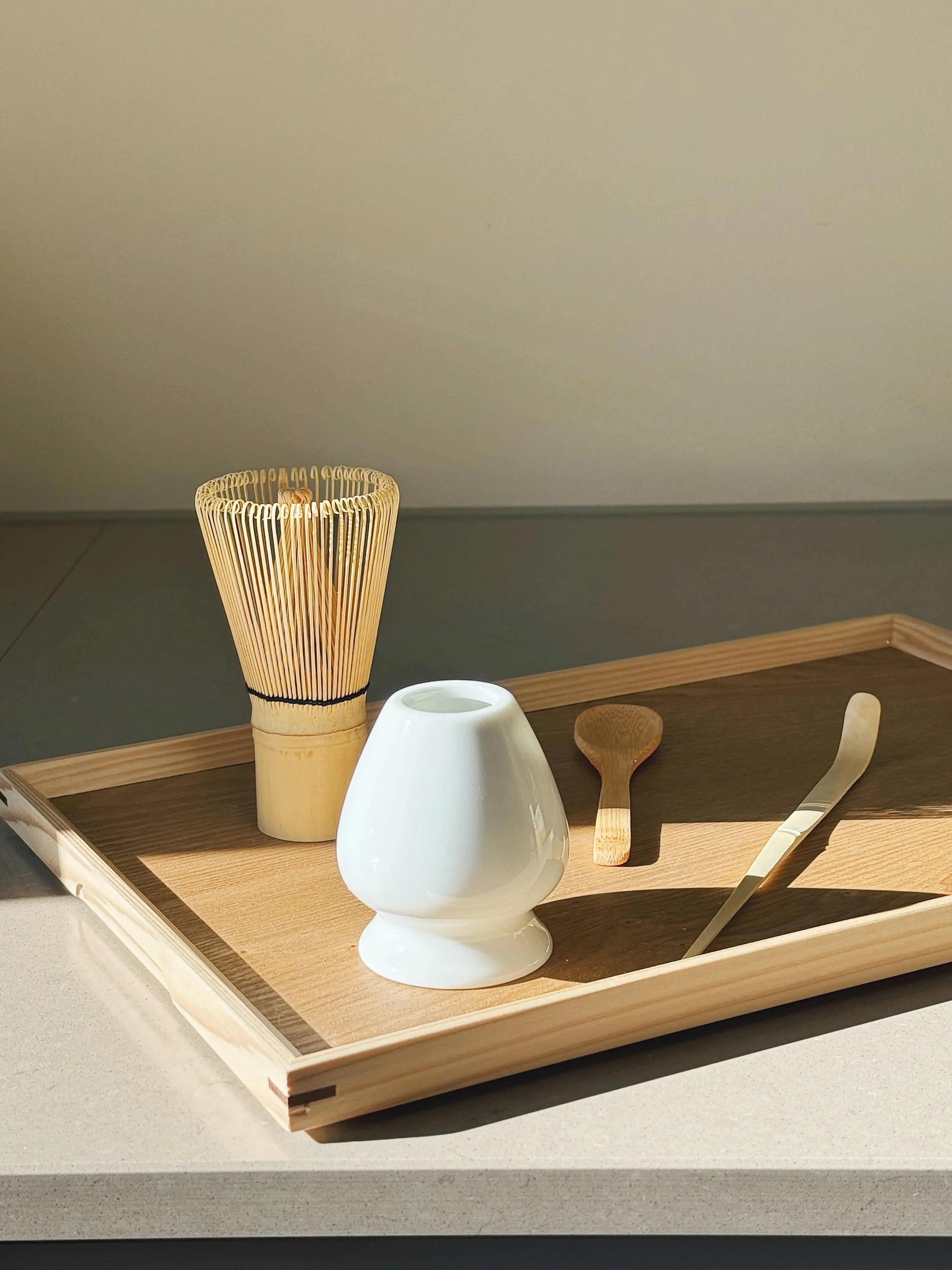 Matcha-sæt med chasen, matchaske, teské og holder i hvid keramik Studio Hafnia
