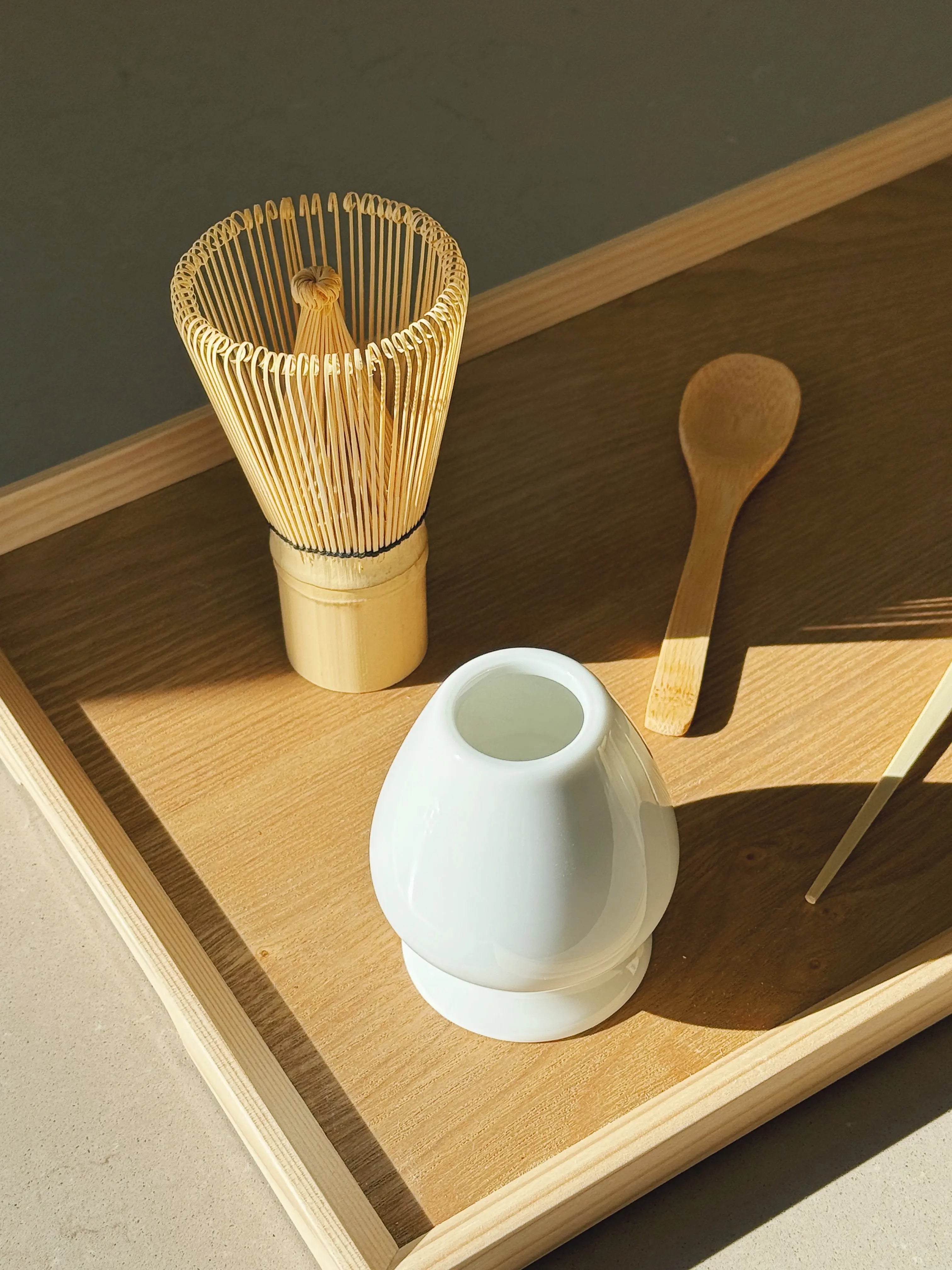 Matcha-sæt med chasen, matchaske, teské og holder i hvid keramik Studio Hafnia